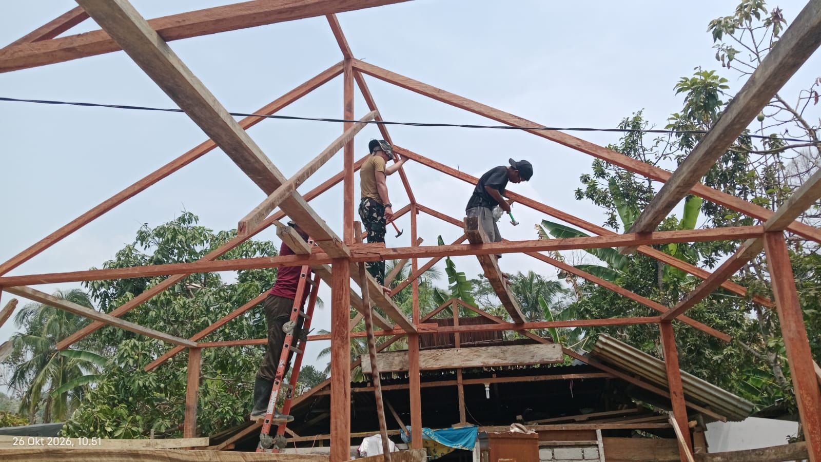 Satgas TMMD ke-130 Kodim 1307/Poso Terus Kerjakan Rumah Warga