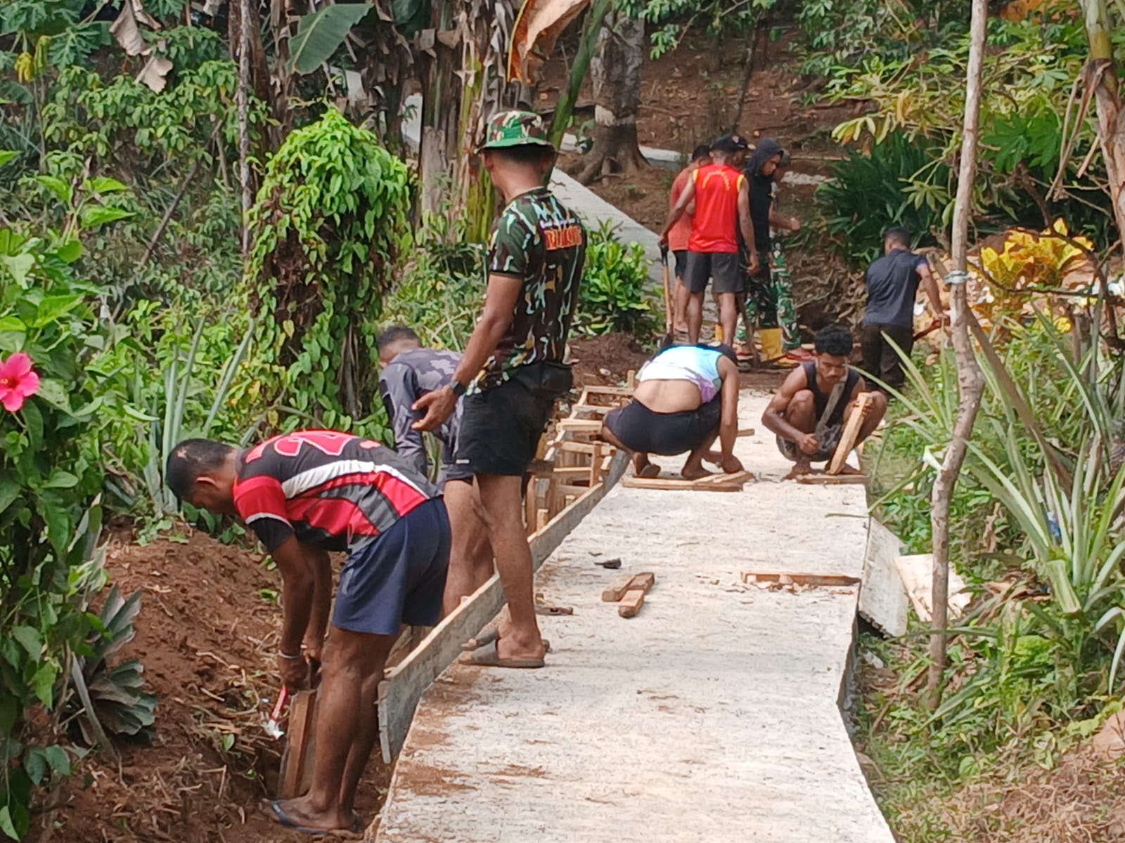 Kodim 1504/Ambon Laksanakan Proyek Drainase di Dusun Seri untuk Cegah Kerusakan Jalan