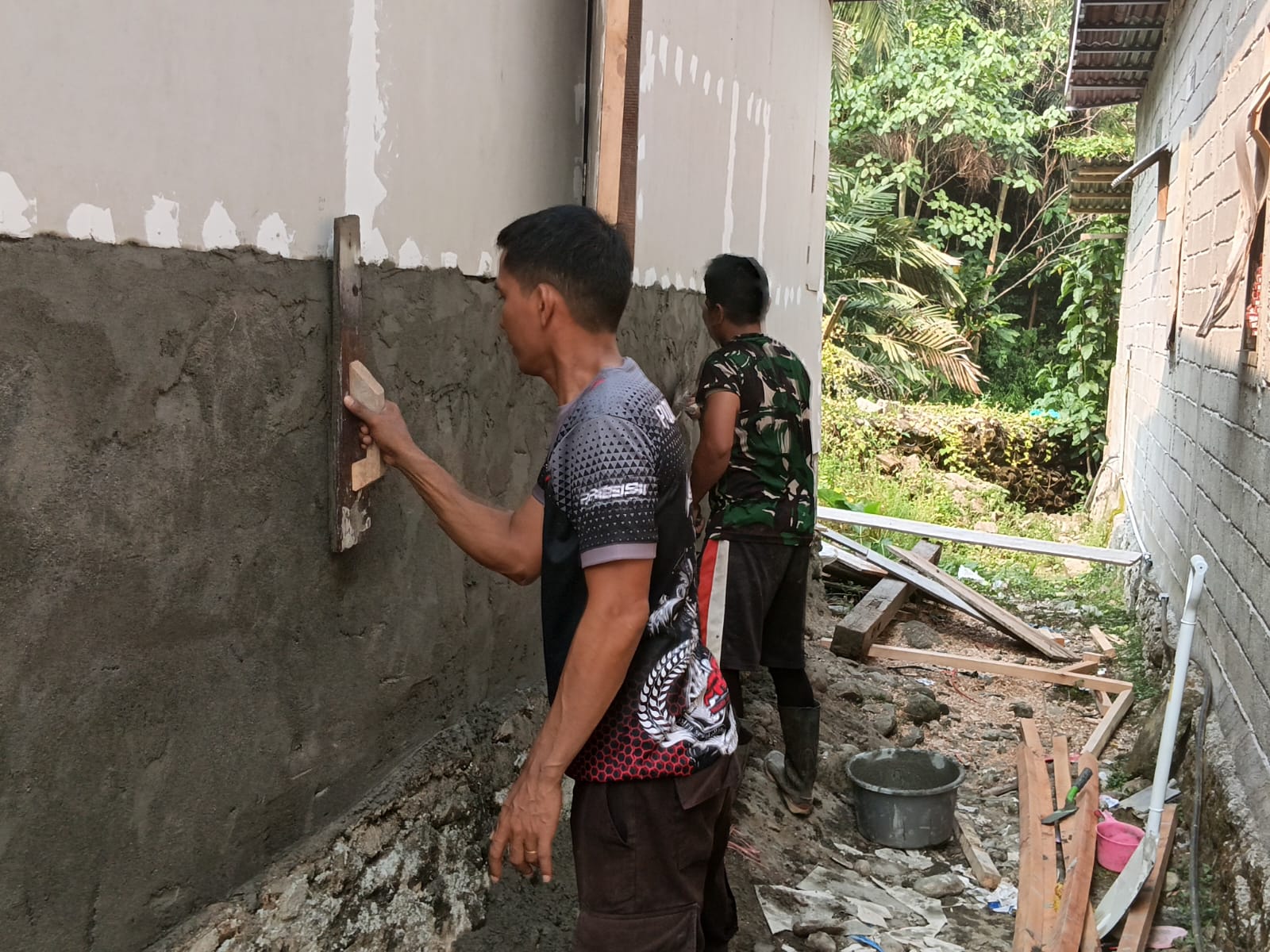 Kerjasama TNI-Polri dalam Membangun RTLH untuk Ibu Mida di TMMD ke-130