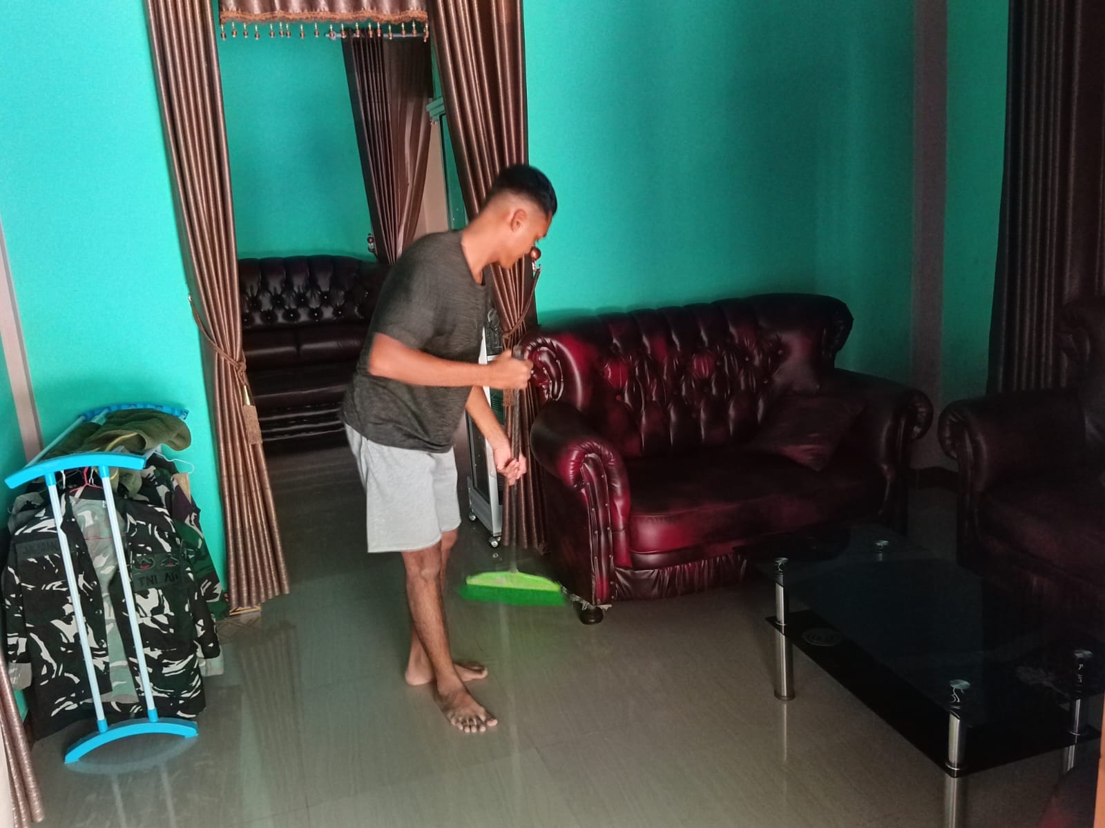 Prajurit TMMD ke-130 Berkontribusi pada Kebersihan Rumah Warga selama Tugas