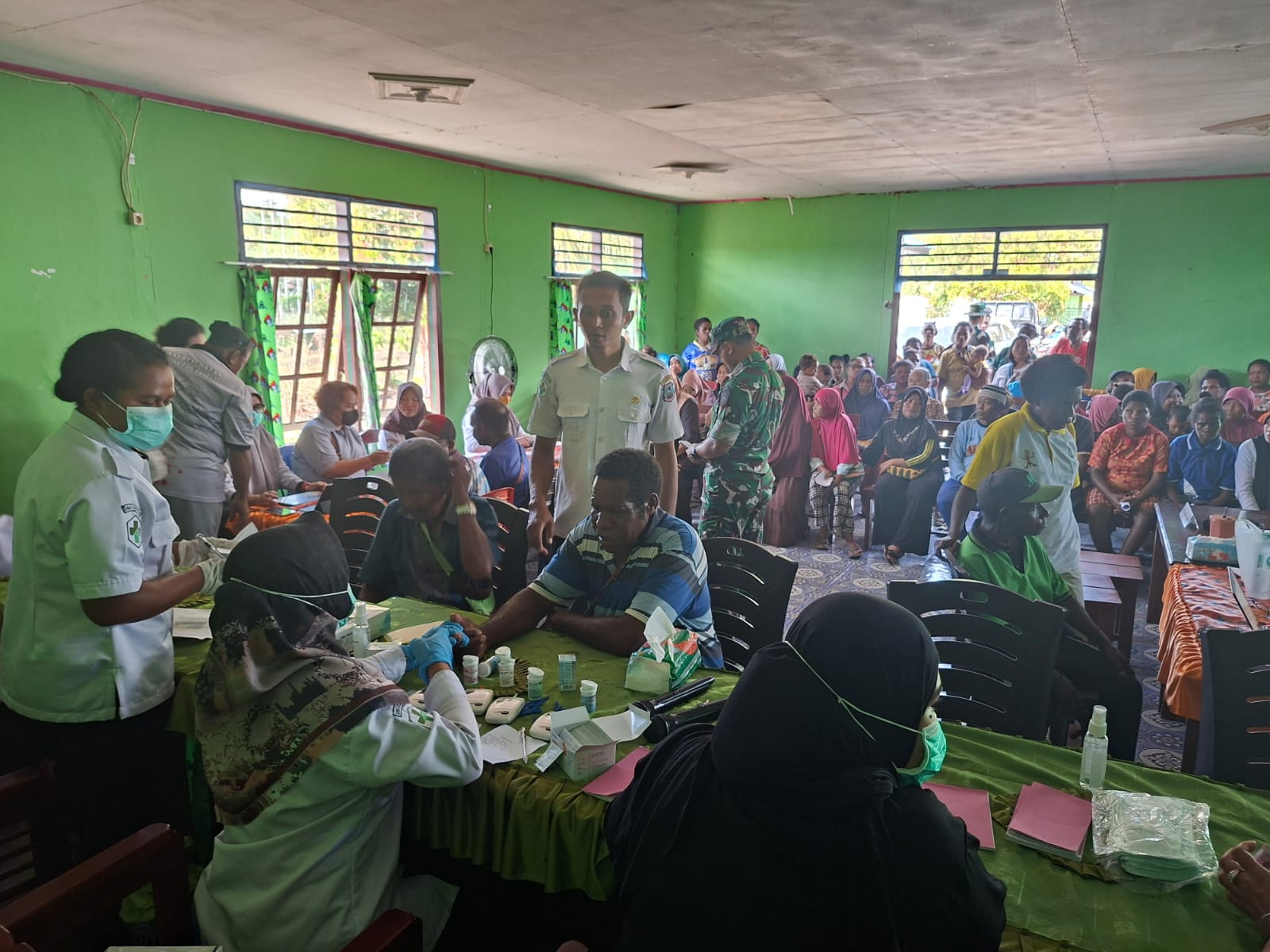 Keterlibatan Satgas TMMD Ke-130 Dalam Pengobatan Gratis Bersama Dinas Kesehatan
