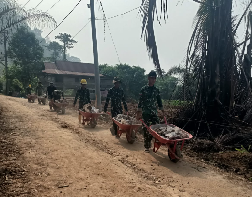 Ketertiban Kerja di TMMD, Budaya Antre Memudahkan Pengecoran Jalan