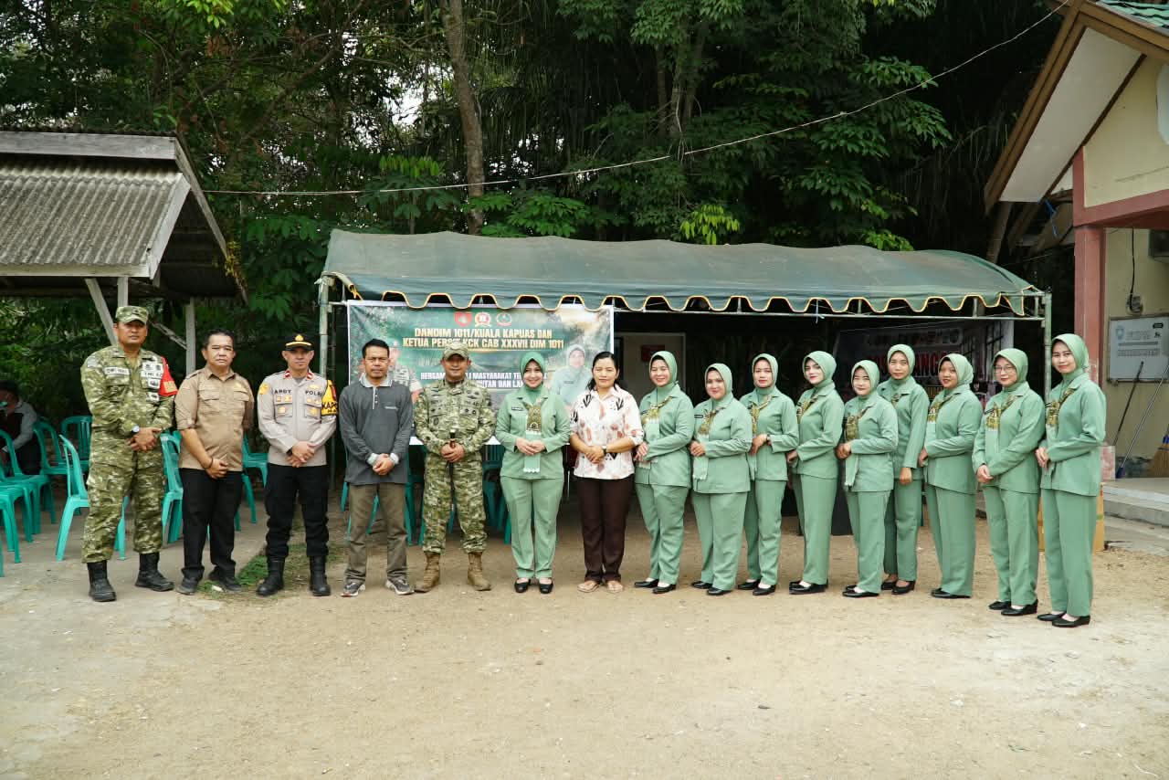 Dandim dan Persit Bantu 92 Keluarga Terdampak Karhutla di Maliku
