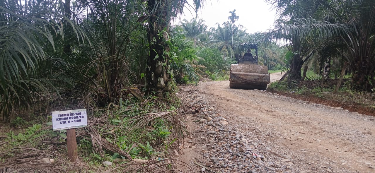 Dari Jalan Rusak Menuju Akses Lebih Baik, Satgas TMMD ke-130 Kebut Perataan dan Pemadatan Tanah
