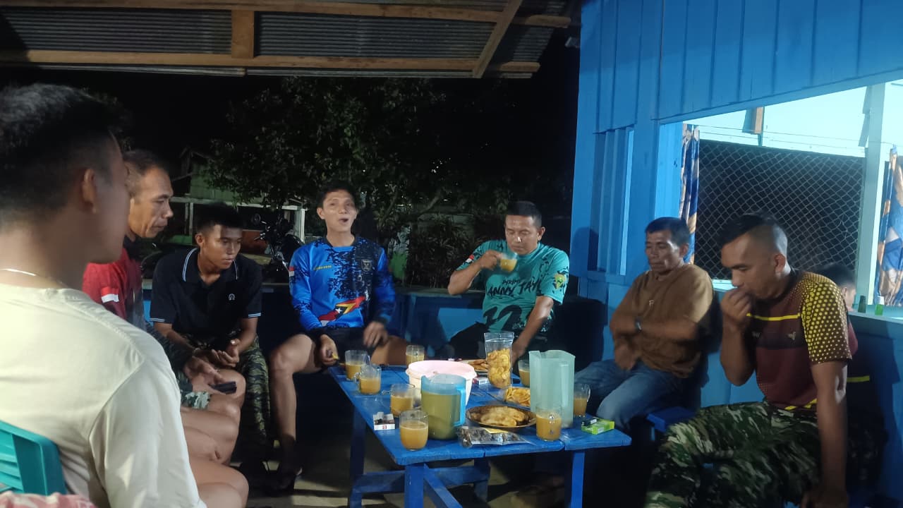 Kehangatan Interaksi Satgas TMMD dan Warga Luwu Timur Melalui Sarabba