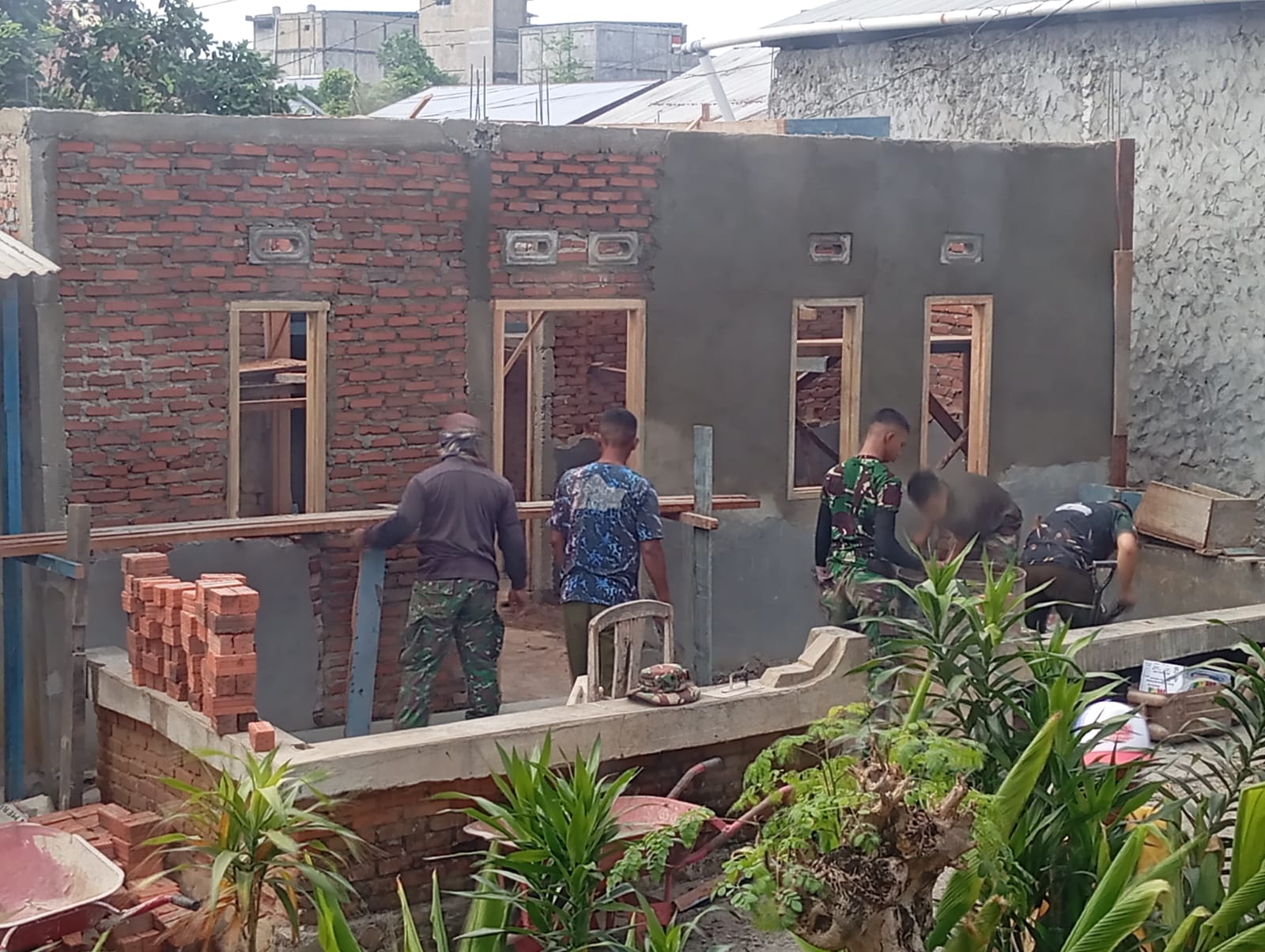 Prajurit TNI Satgas TMMD ke-130: Menyulap Rumah Tak Layak Jadi Tempat Tinggal Layak