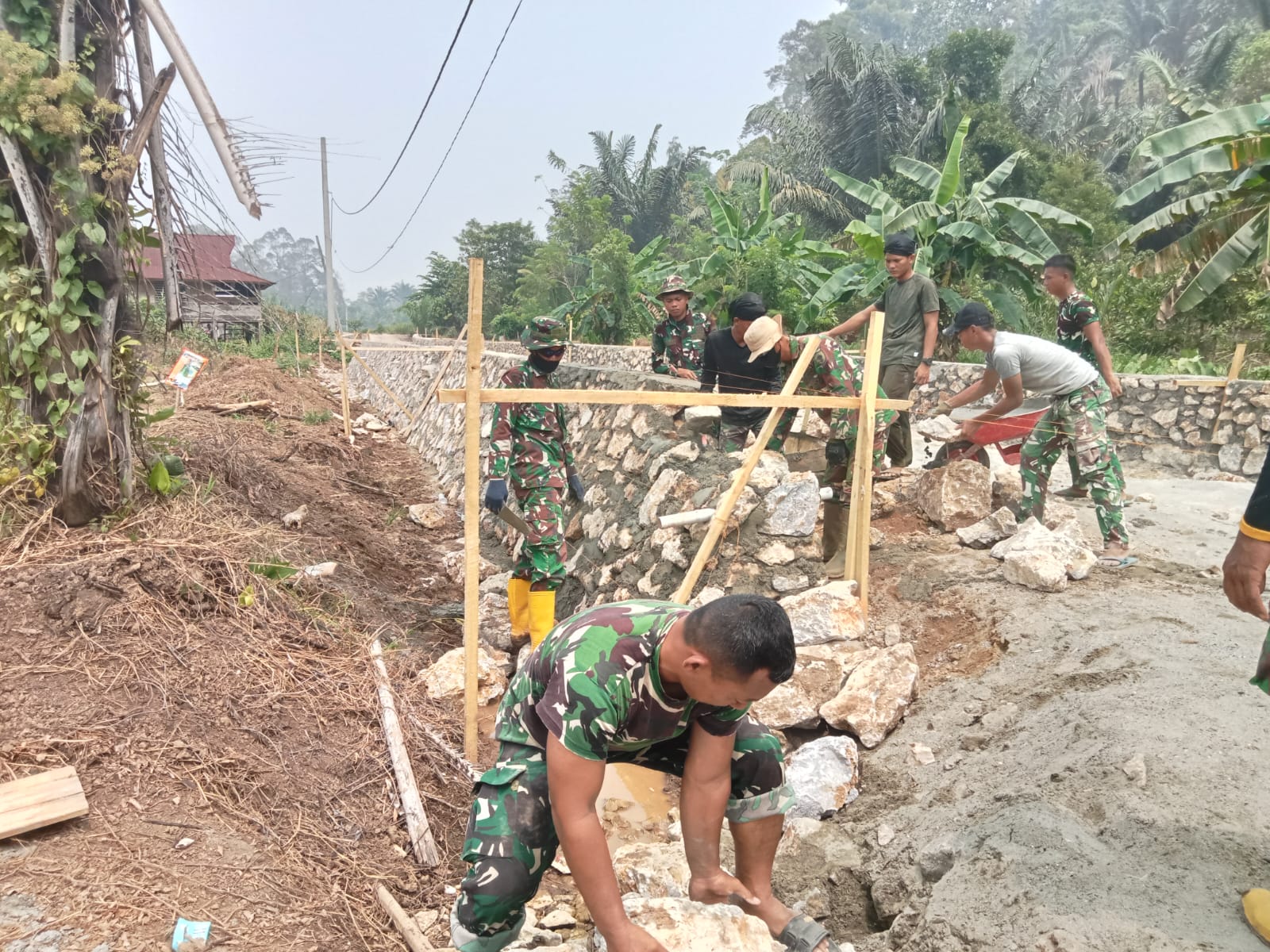 Dedikasi Prajurit TMMD: Semangat Membantu Warga di Tengah Tantangan Berat