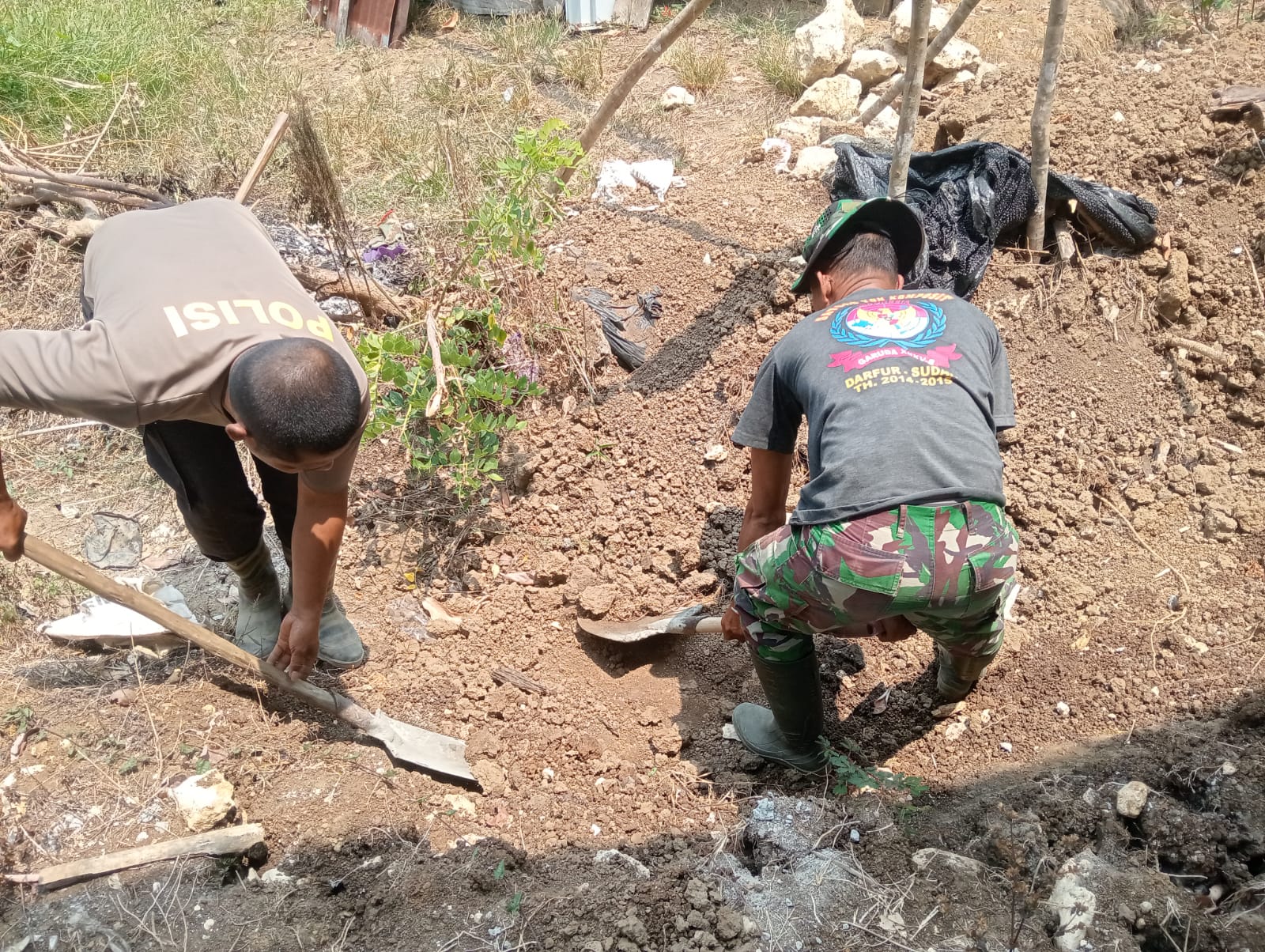 Penggalian Septic Tank MCK oleh Satgas TMMD Ke-130 di Poso