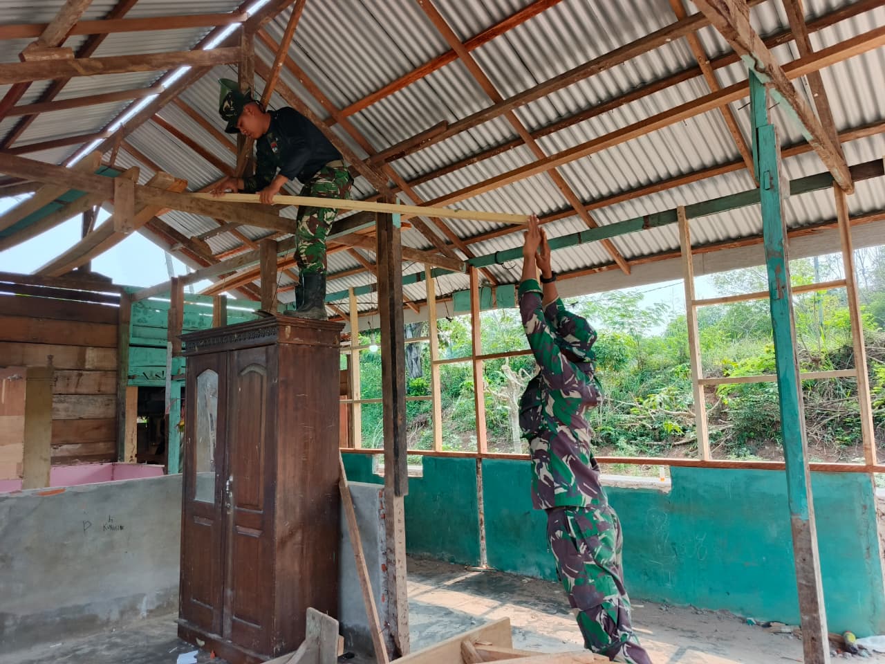 Gotong Royong di Rumah Pak Kateni, Bukti Kepedulian TNI kepada Warga melalui TMMD ke-130