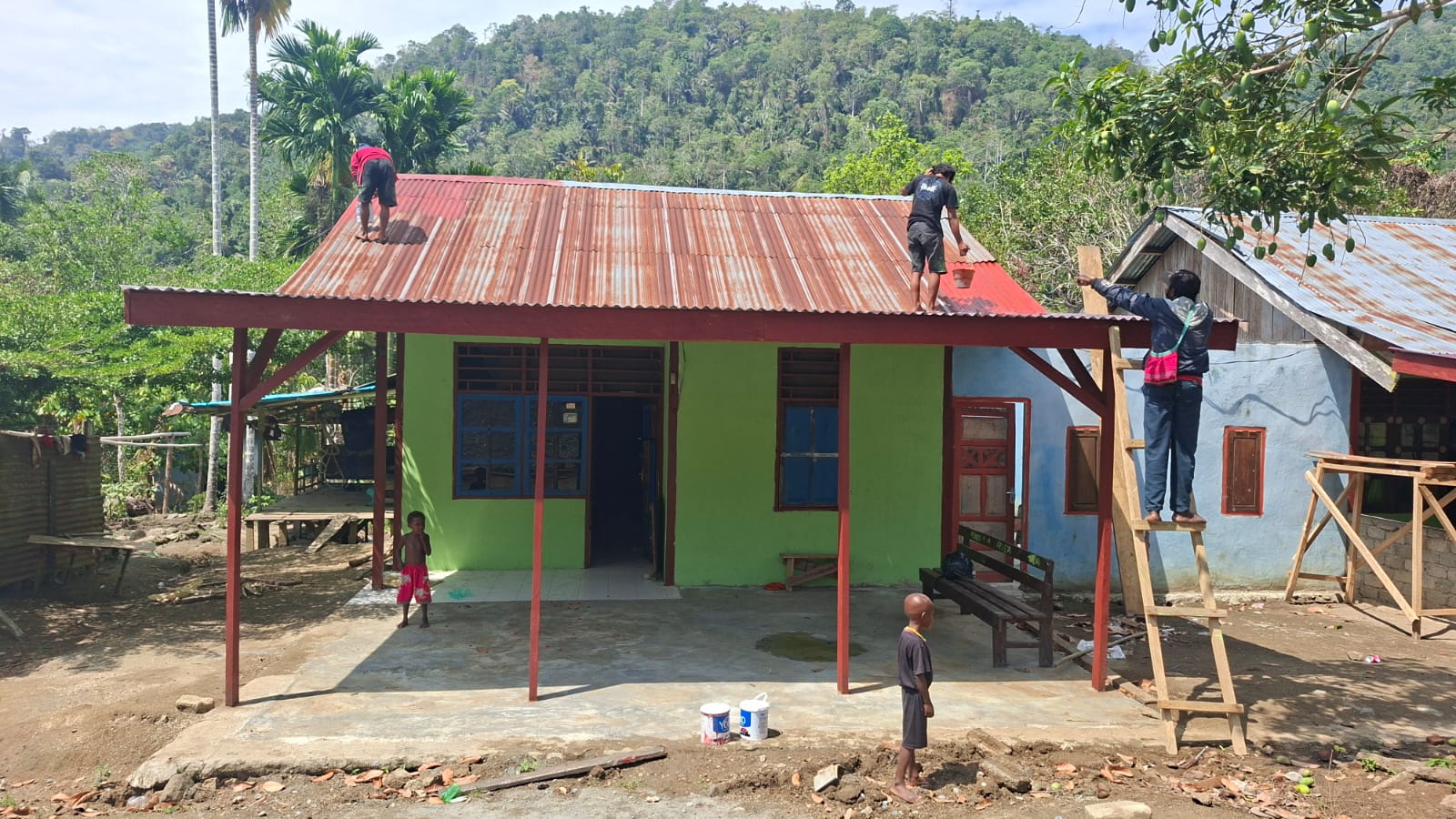 Kedekatan TNI dan Warga Yamboi Percepat Proses Rehabilitasi Atap Rumah
