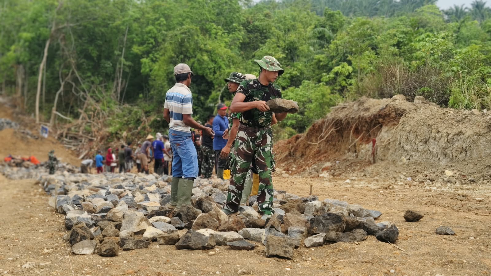 TNI dan Masyarakat Bersinergi Membuka Akses Jalan di Way Kanan
