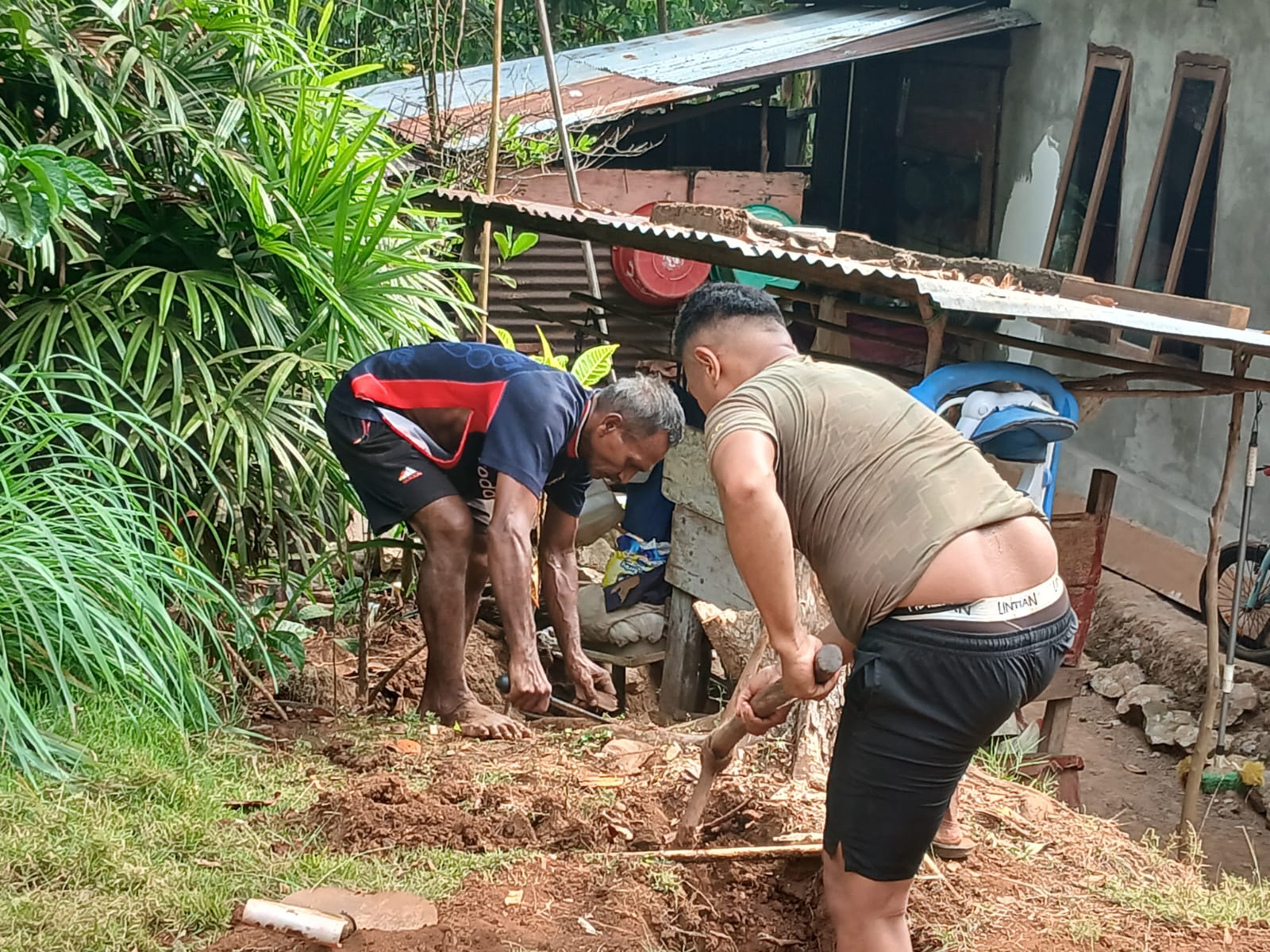 Pembangunan Drainase oleh Satgas TMMD ke-130 di Dusun Seri