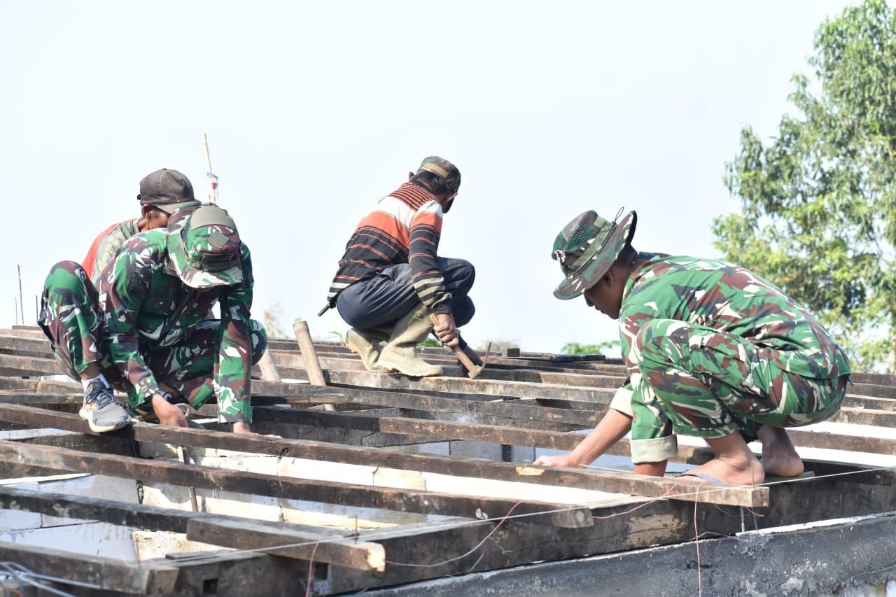 TNI Terus Berkontribusi dalam Program TMMD, Perbaiki Rumah Bapak Nanang di Malang