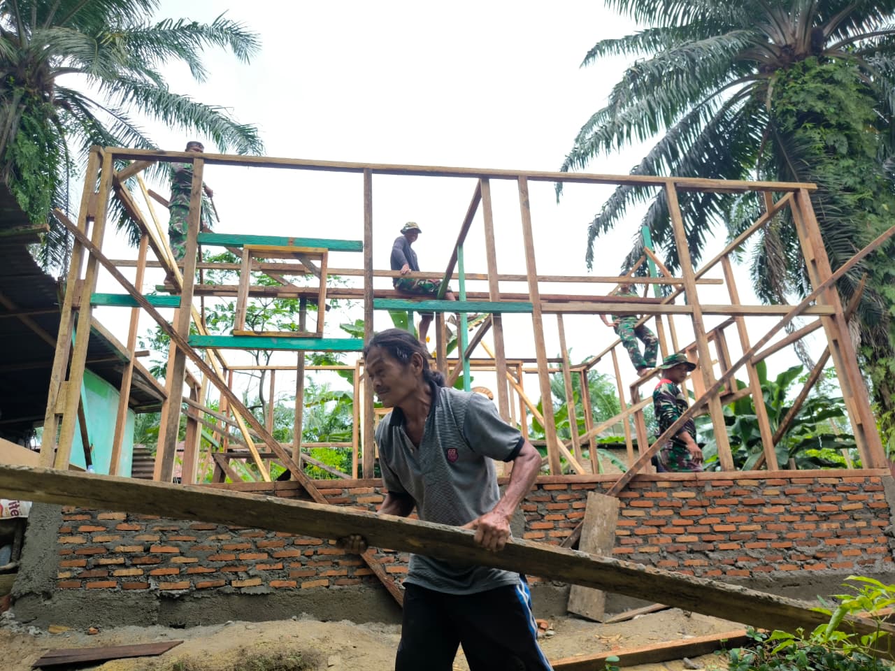 Bukan Sekadar Menunggu, Pak Suroto Ikut Membangun Rumah Impiannya Bersama Satgas