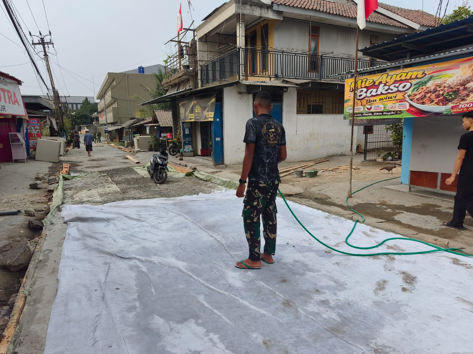 Tugas Satgas TMMD Kodim 0510/Tigaraksa: Jaga Kualitas Jalan di Sumur Bandung