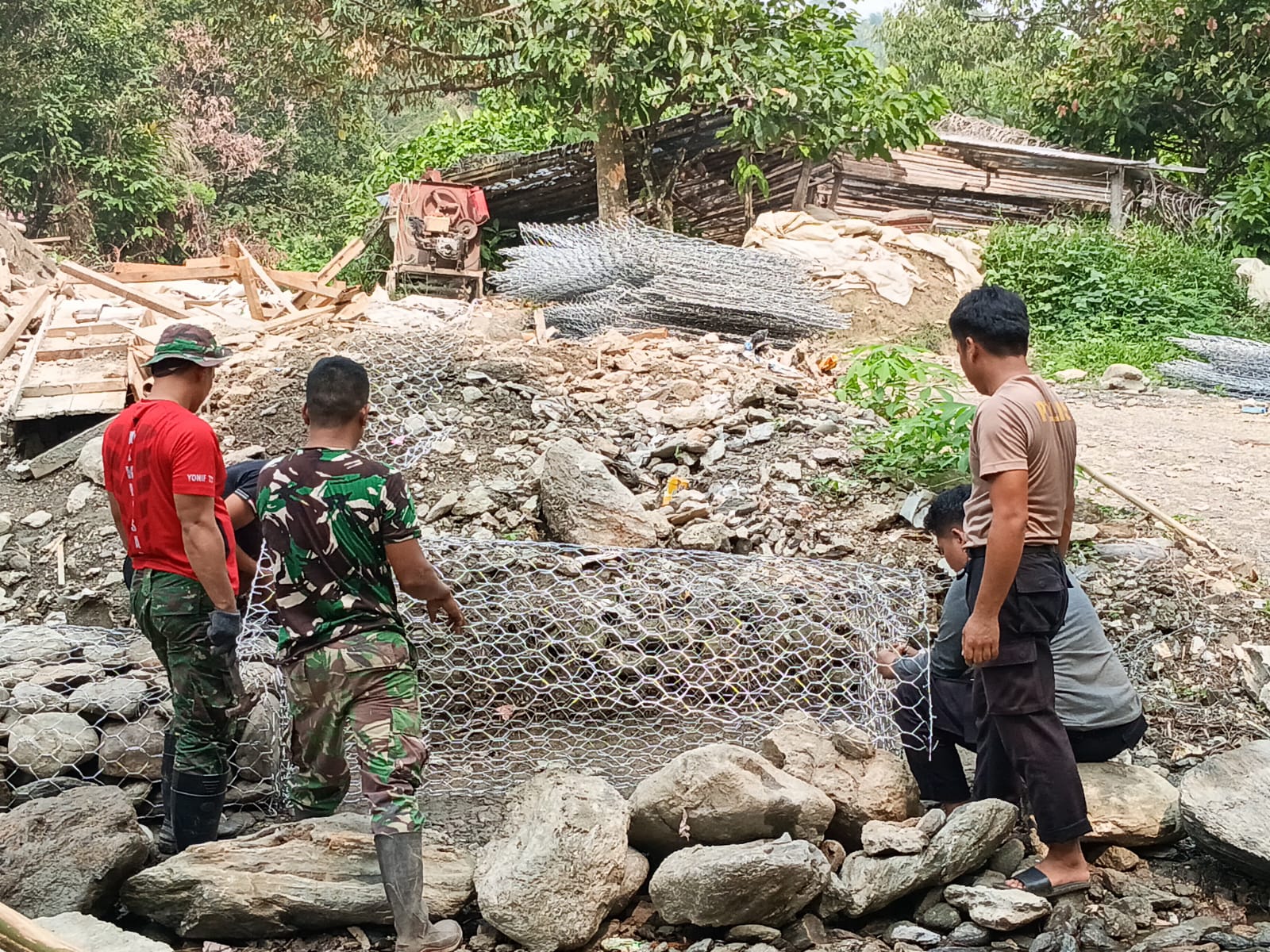 Satgas TMMD Kuatkan Jembatan di Luwu Timur dengan Talud Bronjong