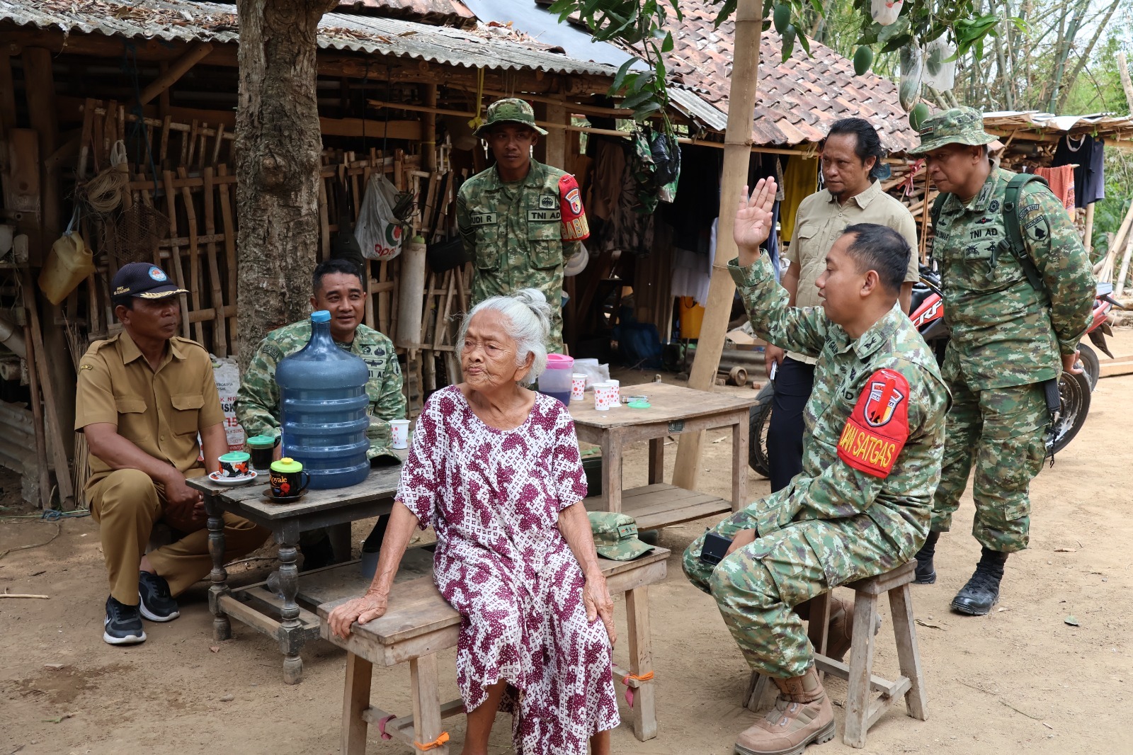 Kunjungan Dansatgas TMMD Pastikan Progres Pembangunan Rumah Mbah Waqilah