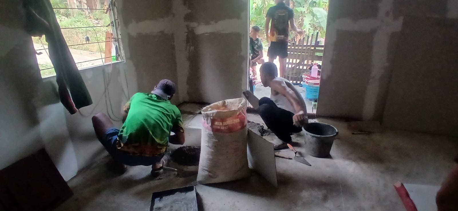 Perbaikan Lantai di RTLH Sabinus Hero untuk Hidup Lebih Nyaman dan Bersih