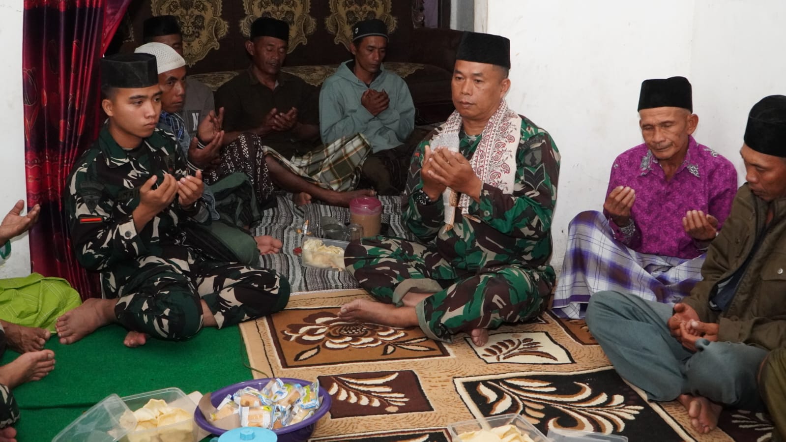 Wujudkan Kedekatan dengan Masyarakat, Anggota TMMD ke-130 Kodim 0818 Hadiri Tahlilan Rutin Warga Desa Taji