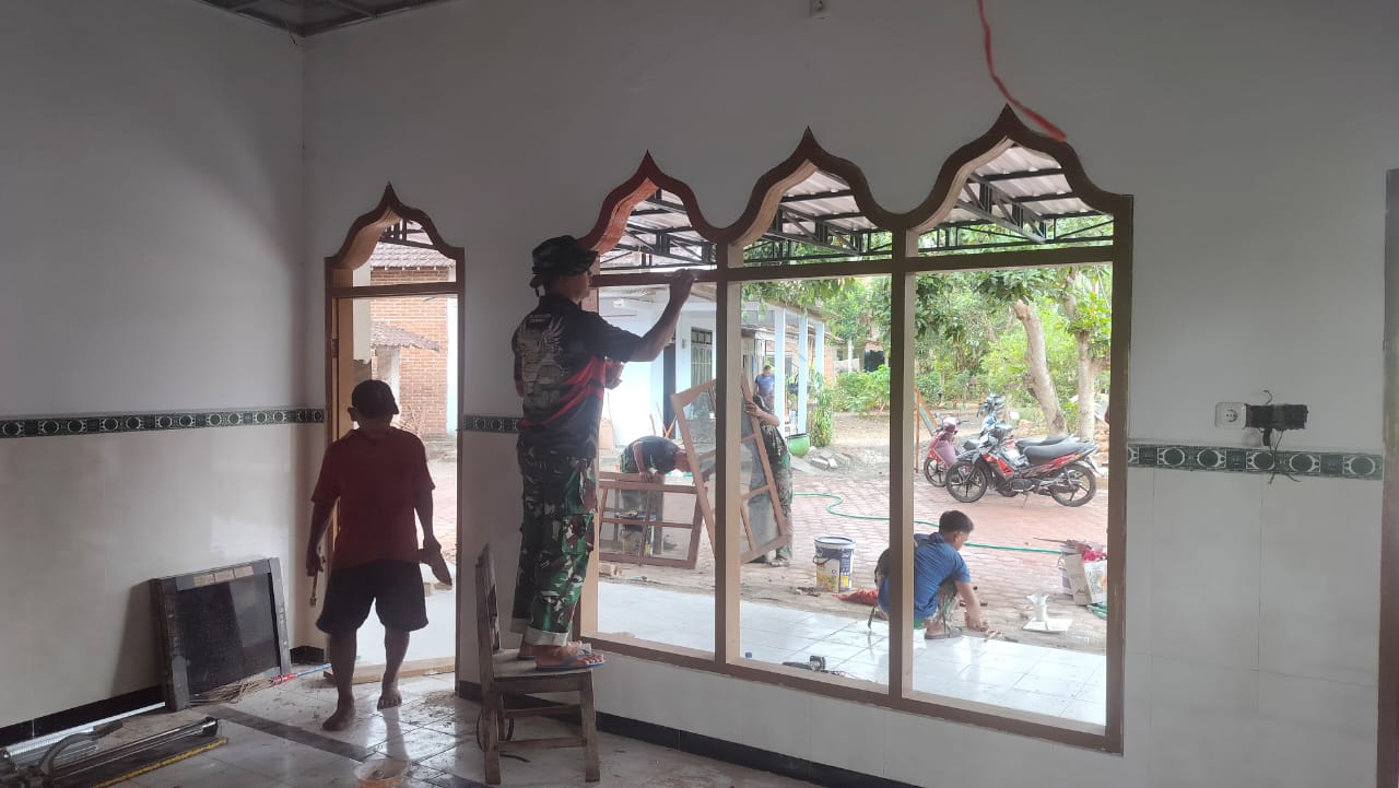 Keterlibatan TNI dan Komunitas dalam Proyek Perbaikan Mushola Darurohman Keterlibatan TNI dan Komunitas dalam Proyek Perbaikan Mushola Darurohman