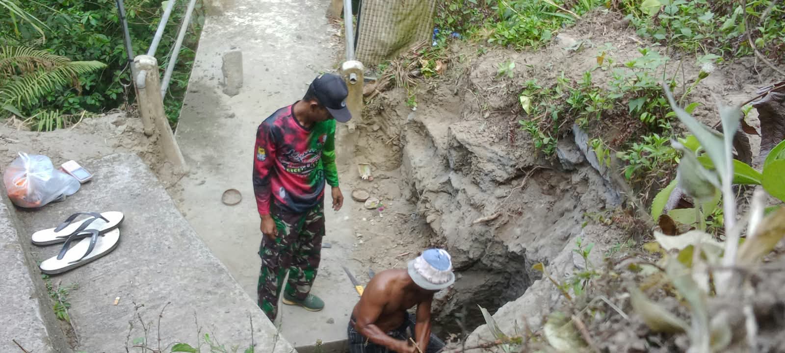 TNI Dampingi Warga Dalam Pembangunan Jembatan Garuda di Bangli