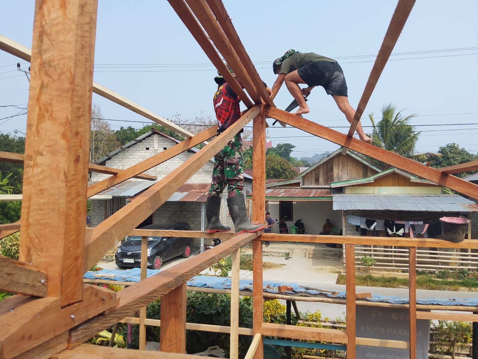 Kepedulian Satgas TMMD Dalam Renovasi Atap Rumah Ibu Minya Tarante