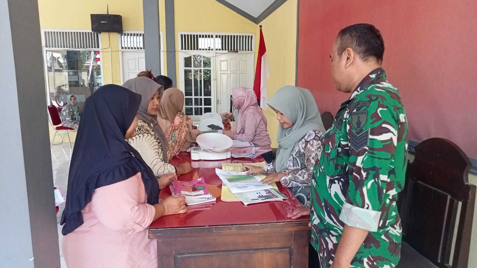 Dukung Tumbuh Kembang Balita, Satgas TMMD ke-130 Kodim Tulungagung Dampingi Posyandu di Desa Pojok