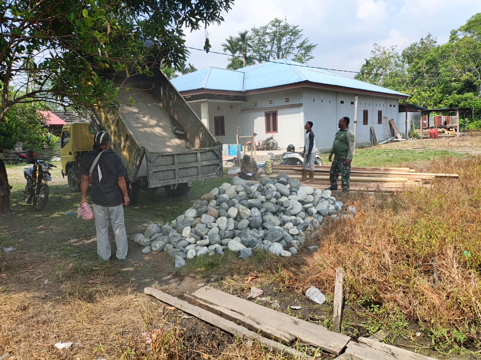 Distribusi Material Jembatan oleh Satgas TMMD ke-130 Kodim 1808/Mansel