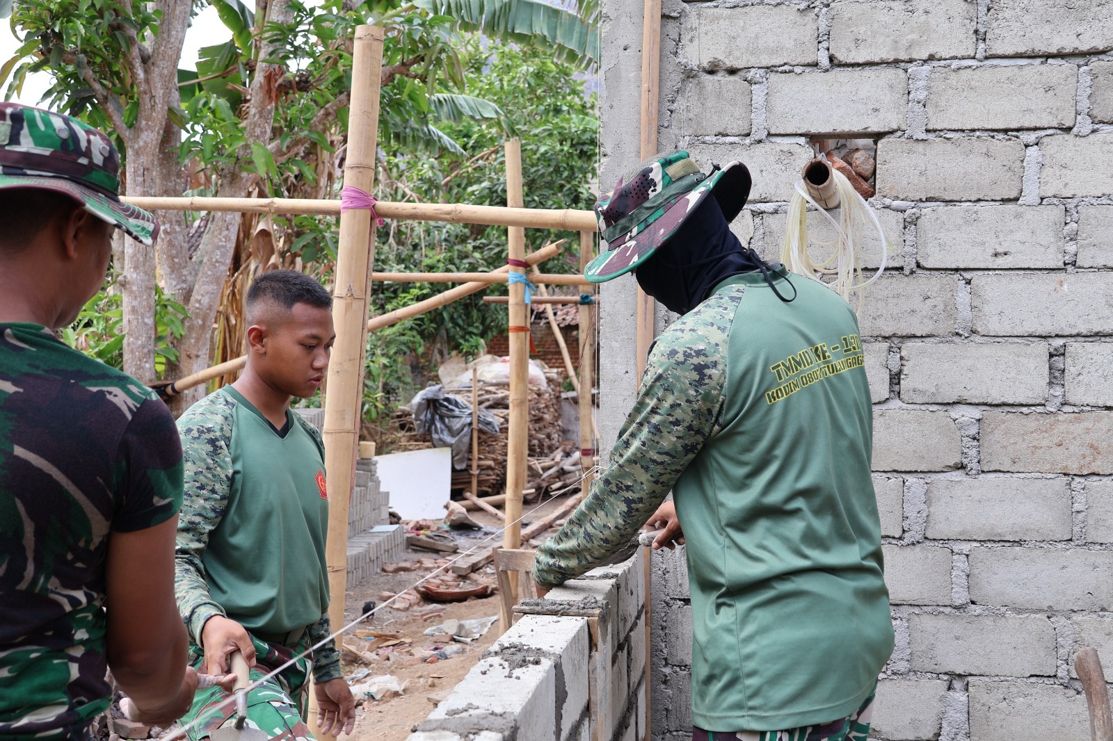 Gotong Royong TNI dan Warga, Kuda-Kuda RTLH Bu Wiji Mulai Berdiri