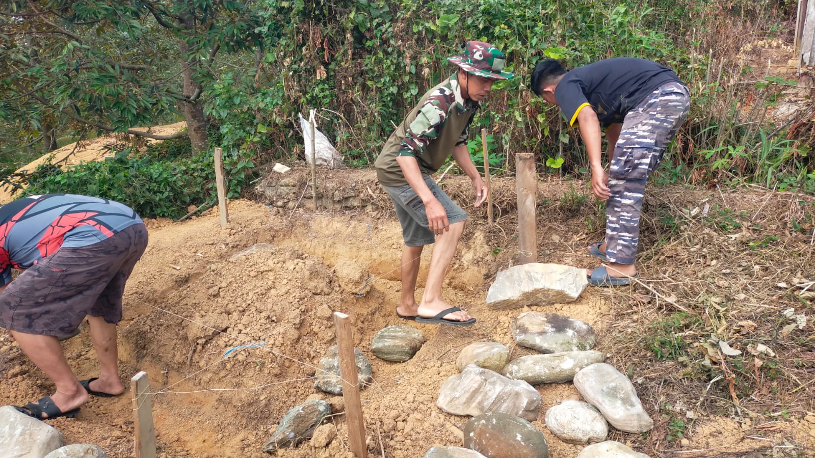 Desa Leboni Terima Dukungan Pembangunan MCK dari Satgas TMMD ke-130