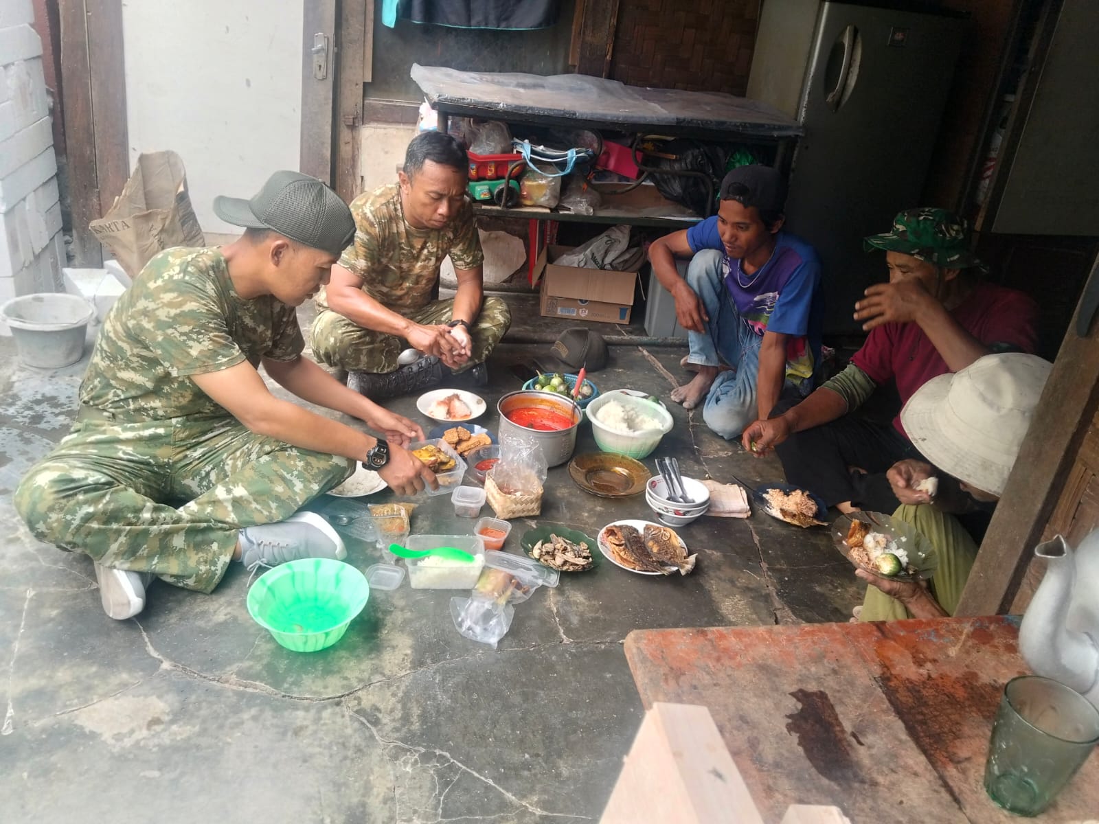 Tak Hanya Bangun Rumah, Satgas TMMD Tigaraksa Perkuat Kedekatan dengan Warga Lewat Makan Bersama