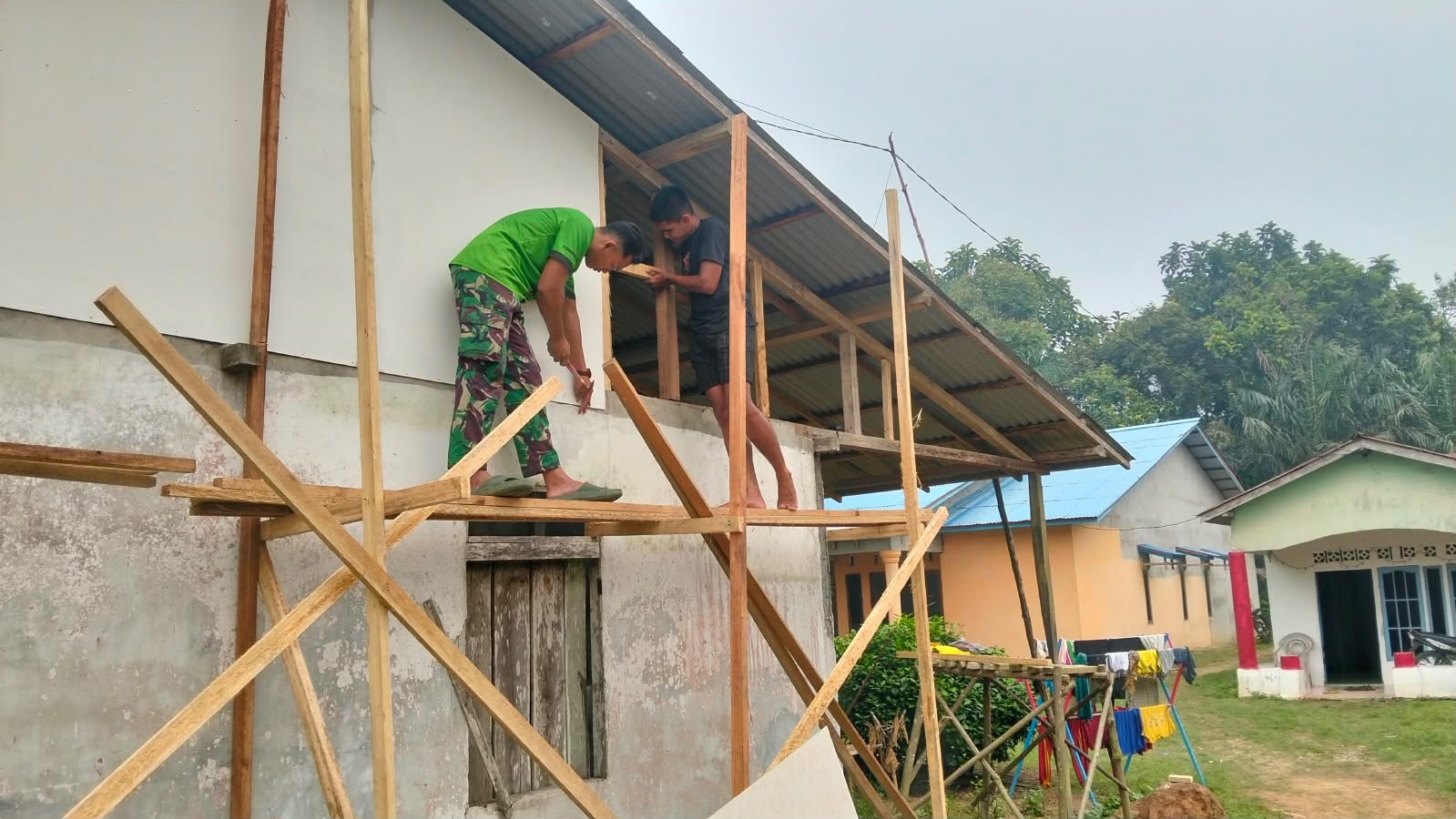 Satgas TMMD Ke-130 Kodim 1210/Landak Galang Kualitas Hunian Melalui GRC