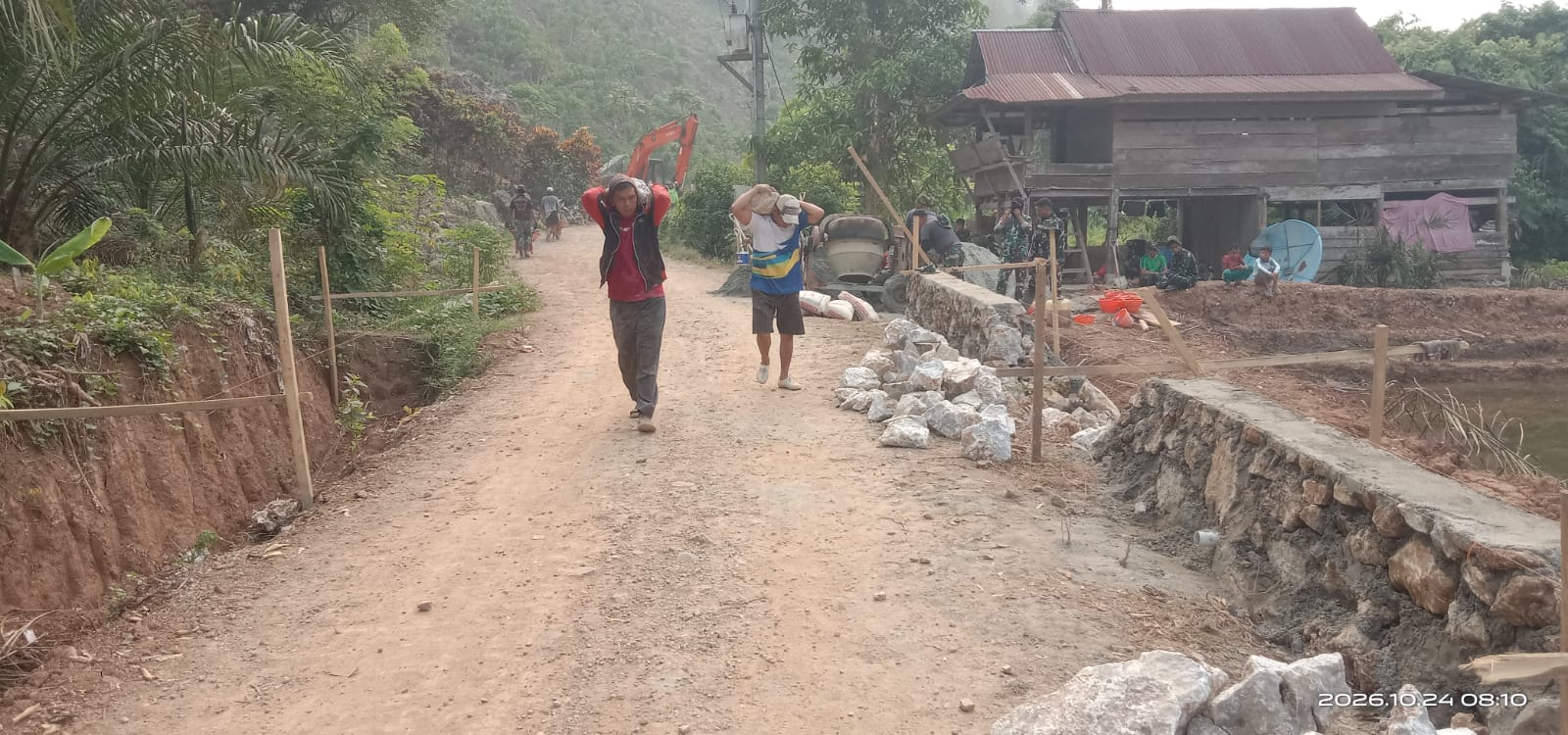 Pembangunan Infrastruktur Desa oleh Satgas TMMD Ke-130 Kodim 1403/Palopo Melalui Gotong Royong