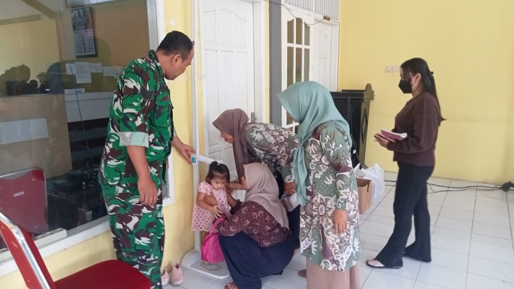 Bukan Hanya Bangun Jalan dan Rumah, Satgas TMMD Tulungagung Ikut Peduli Kesehatan Balita