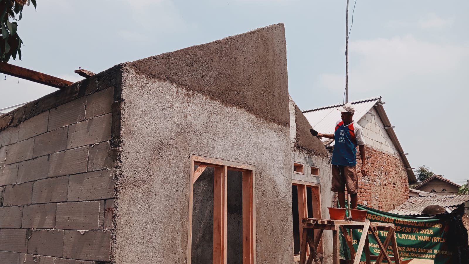 Pembangunan Hunian Layak, Satgas TMMD ke-130 Kabupaten Tangerang Fokuskan Pemasangan Atap Rumah Ibu Nayah