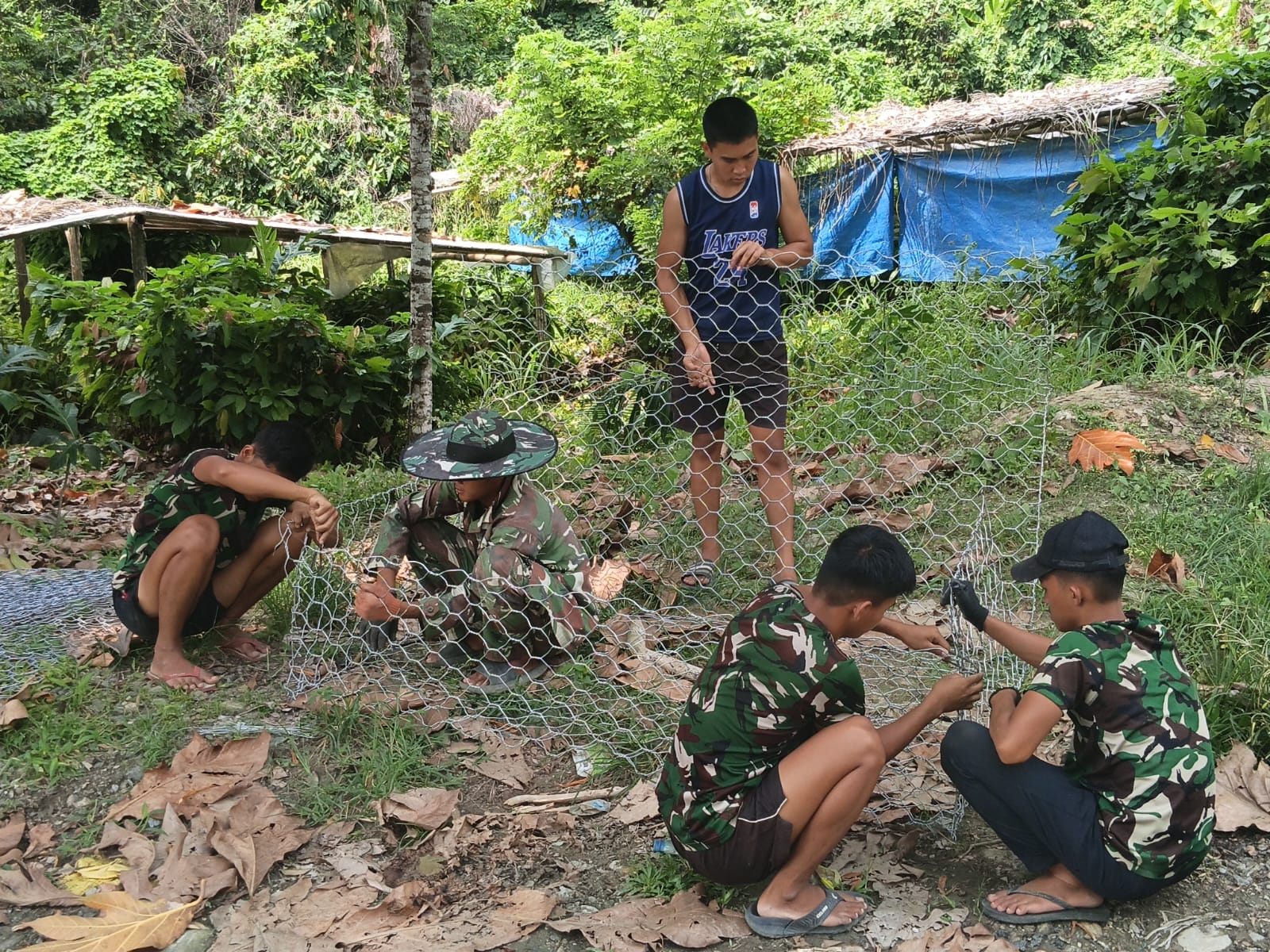 Jari Terluka Kawat, Prajurit Muda TMMD ke-130 Kodim 1403/Palopo Tetap Semangat Rangkai Bronjong di Cendana