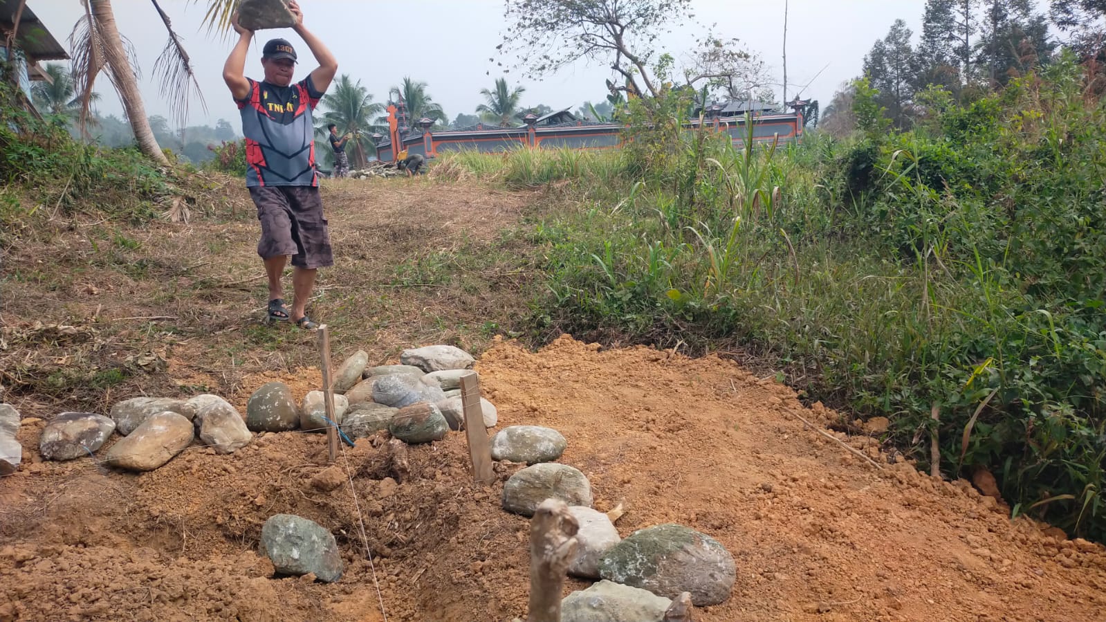 Percepat Pembangunan Sanitasi, Satgas TMMD Poso Drop Material Batu untuk MCK Desa Leboni