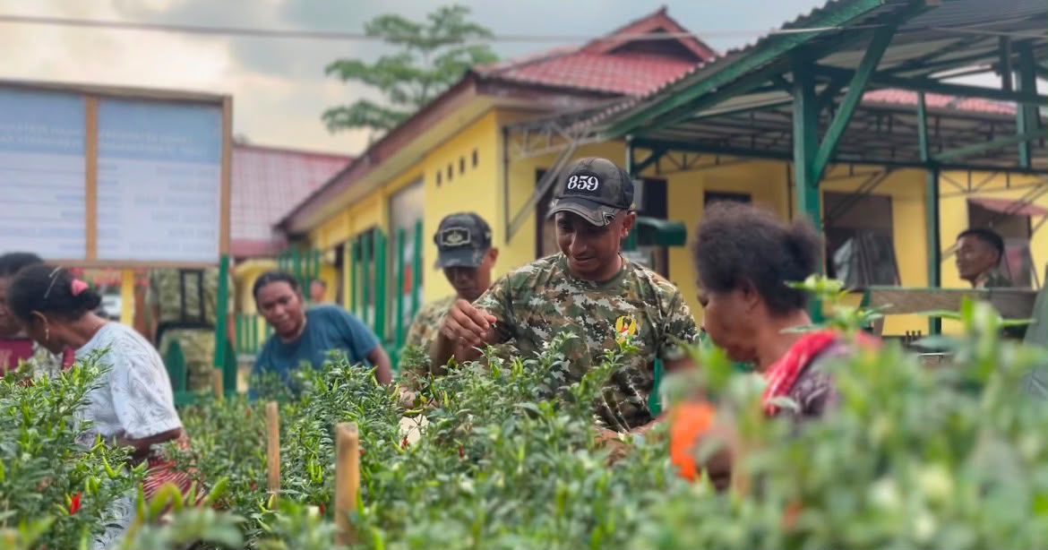 Yonif TP 859/RBK dan Warga Supiori Bersatu Tingkatkan Produktivitas Pertanian