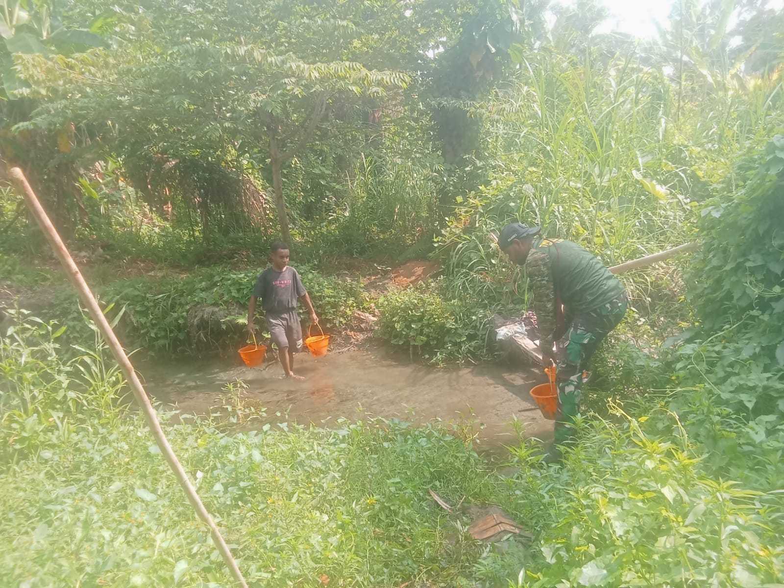 TNI Satgas TMMD Terjun Langsung untuk Memenuhi Kebutuhan Air Bersih Warga