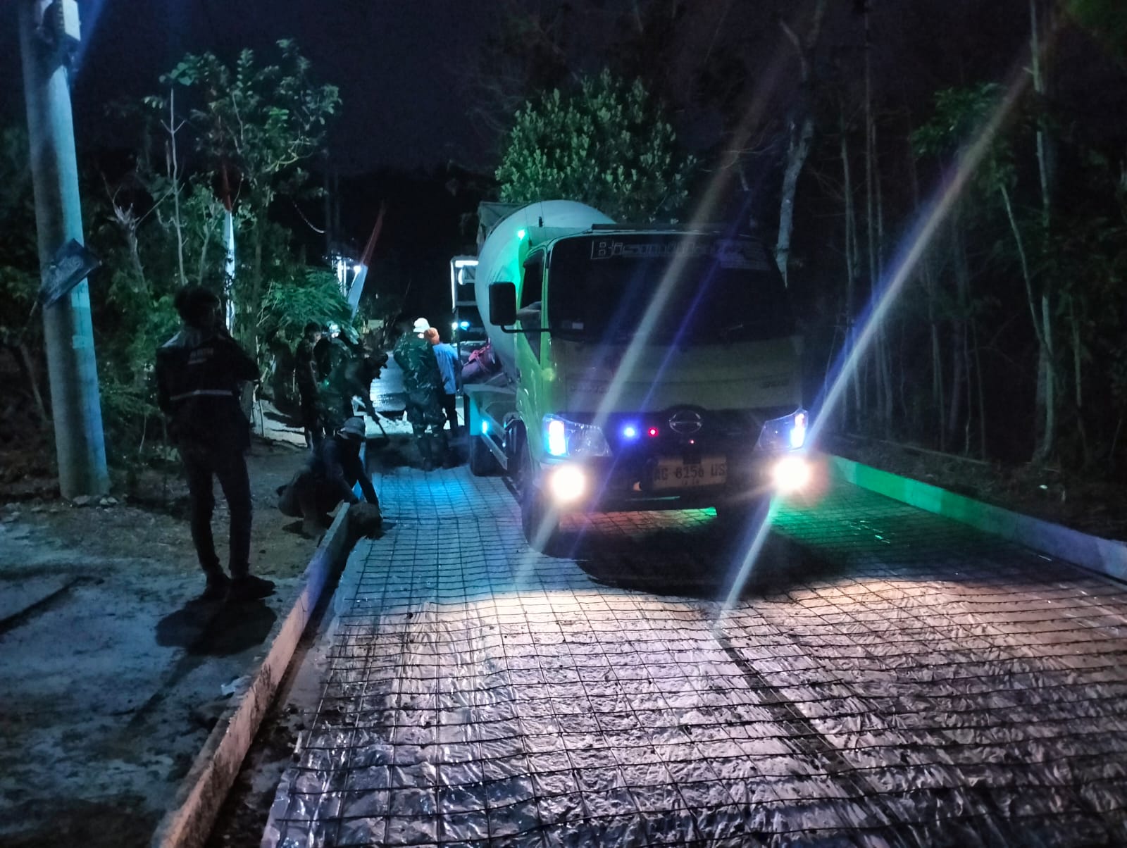 Lembur Demi Target, Satgas TMMD ke-130 Gelar Pengerjaan Rabat Jalan