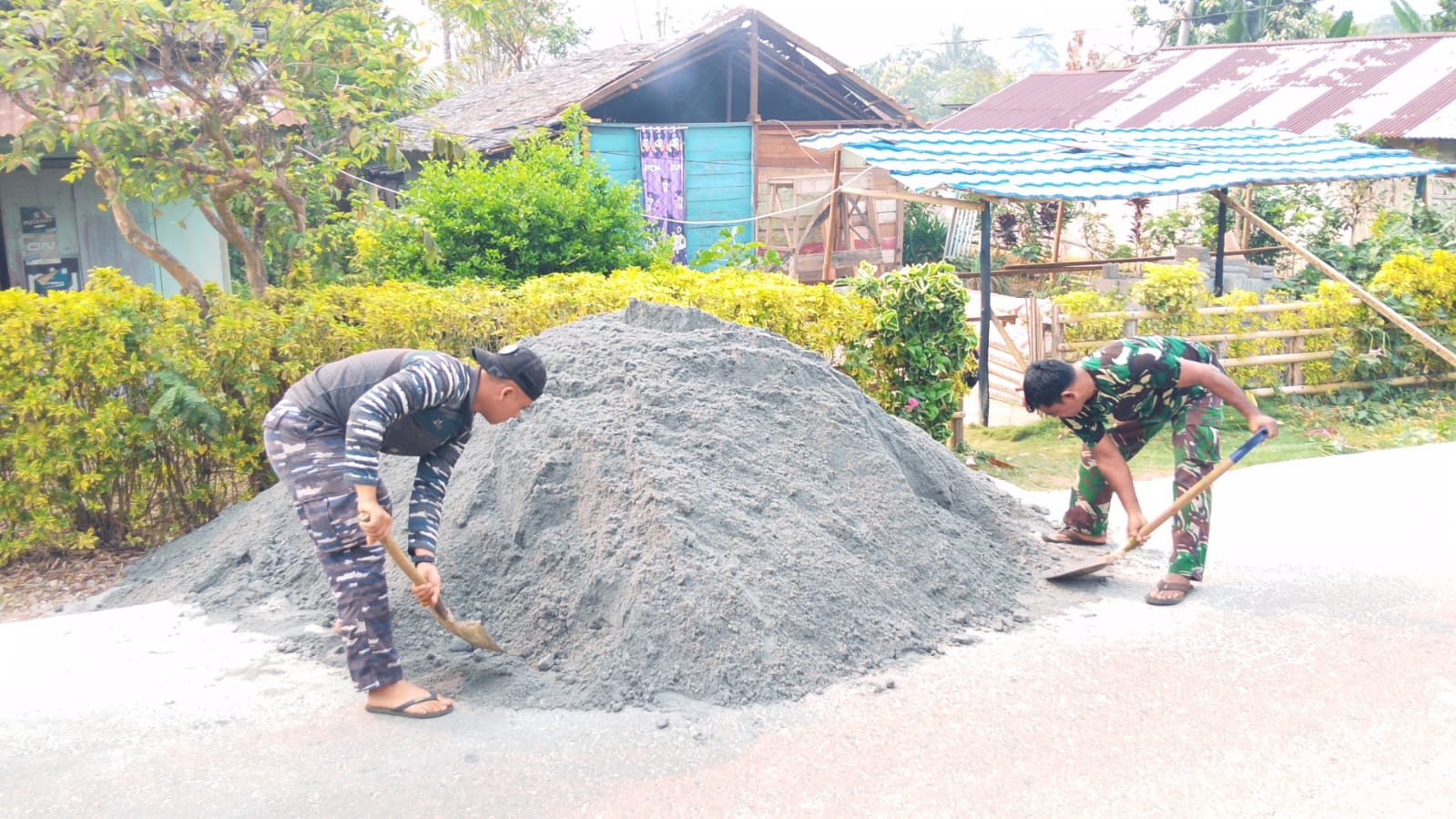 Material Pasir untuk Rehabilitasi RTLH Ibu Minya Dipasok oleh Satgas TMMD Material Pasir untuk Rehabilitasi RTLH Ibu Minya Dipasok oleh Satgas TMMD