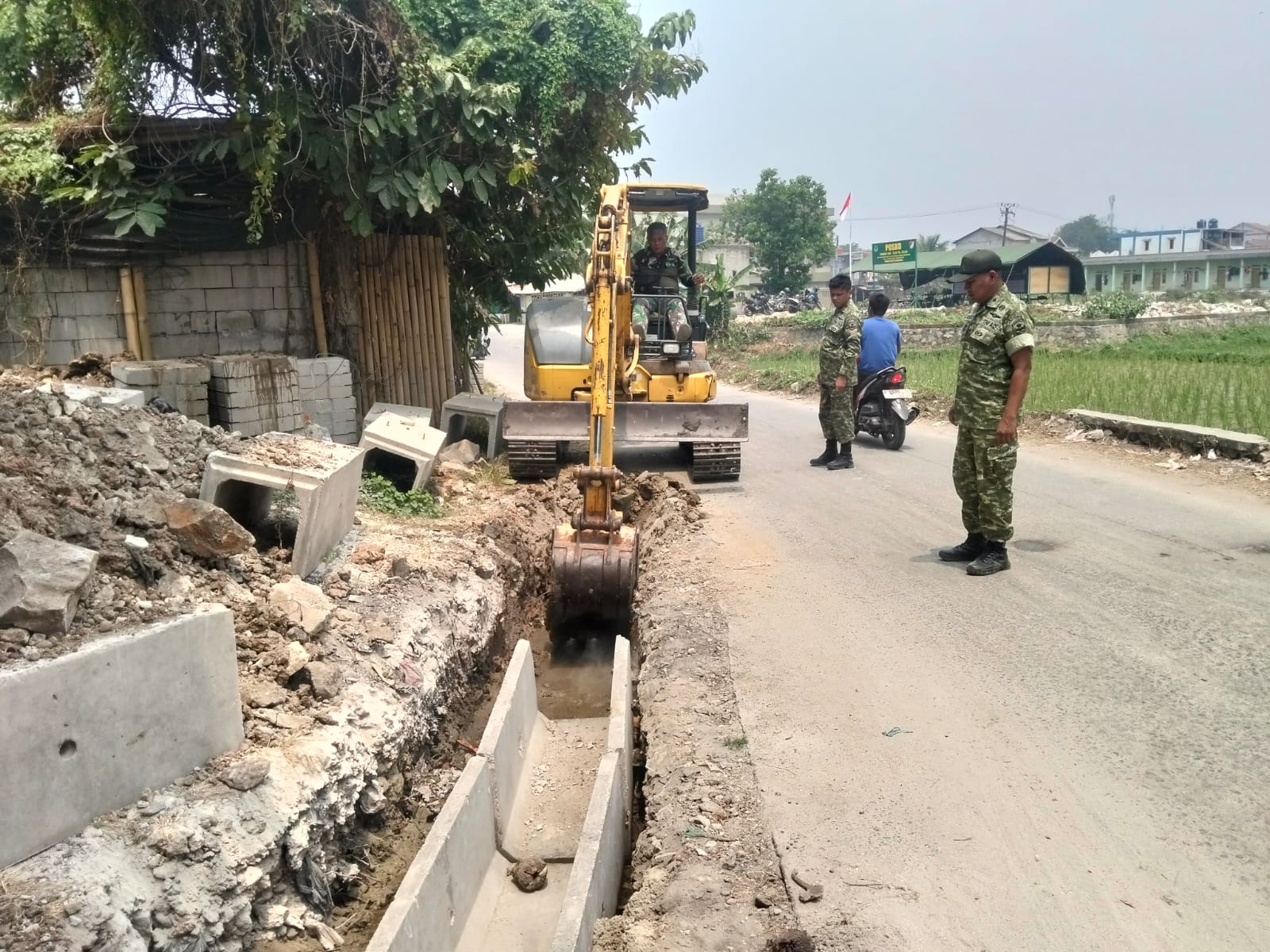 Satgas TMMD ke-130 Kodim 0510/Tigaraksa Laksanakan Penggalian untuk Pemasangan U-Ditch di Desa Sumur Bandung