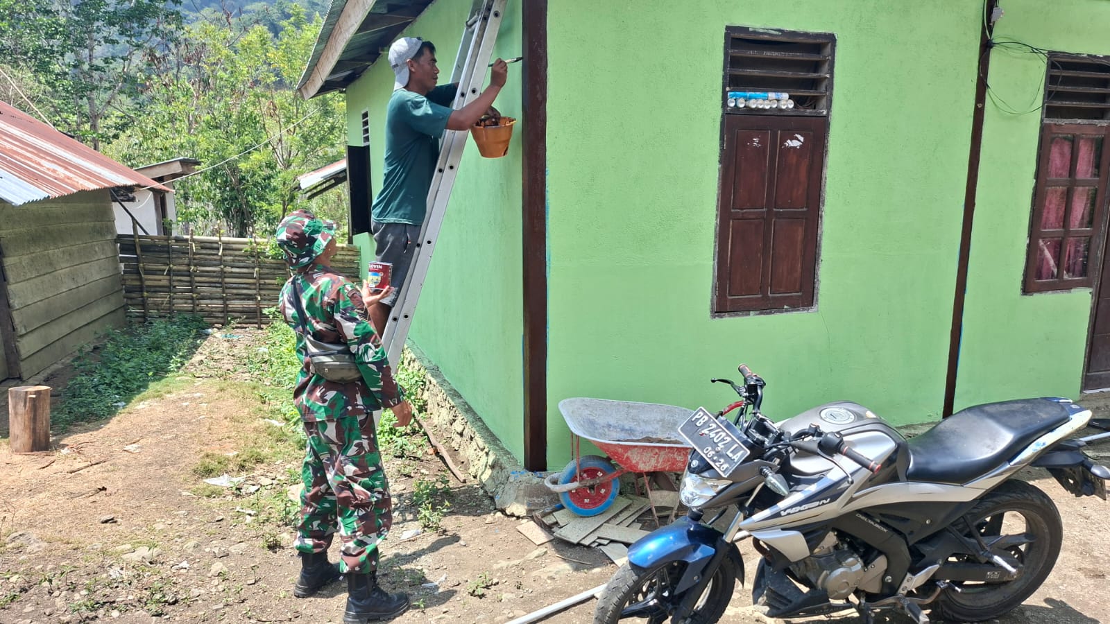 Dedikasi Tinggi, Satgas TMMD Ke-130 Selesaikan Pengecatan Rumah Warga