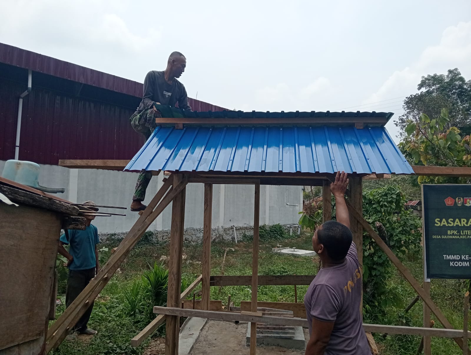 Pemasangan Atap MCK TMMD Ke-130 Kodim 1307/Poso Semakin Maju Pemasangan Atap MCK TMMD Ke-130 Kodim 1307/Poso Semakin Maju
