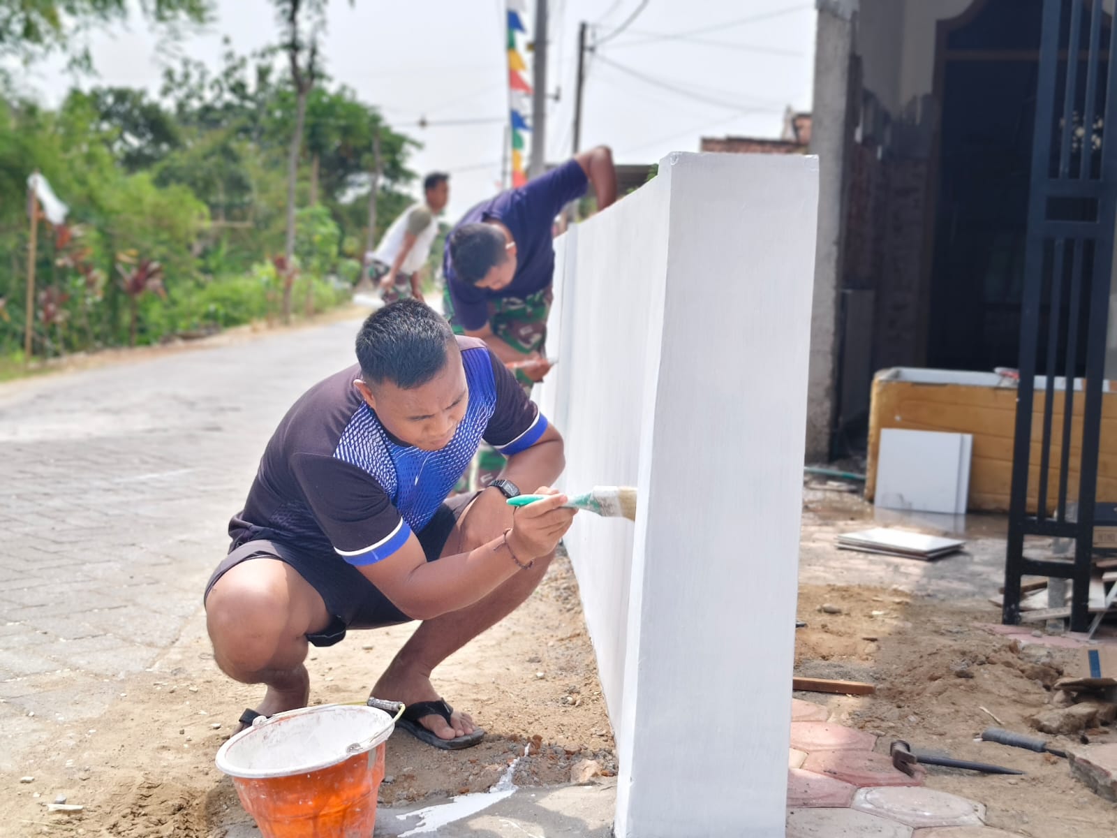 Pemasangan Keramik dan Plafon di Mushola Darurohman oleh Satgas TMMD ke-130