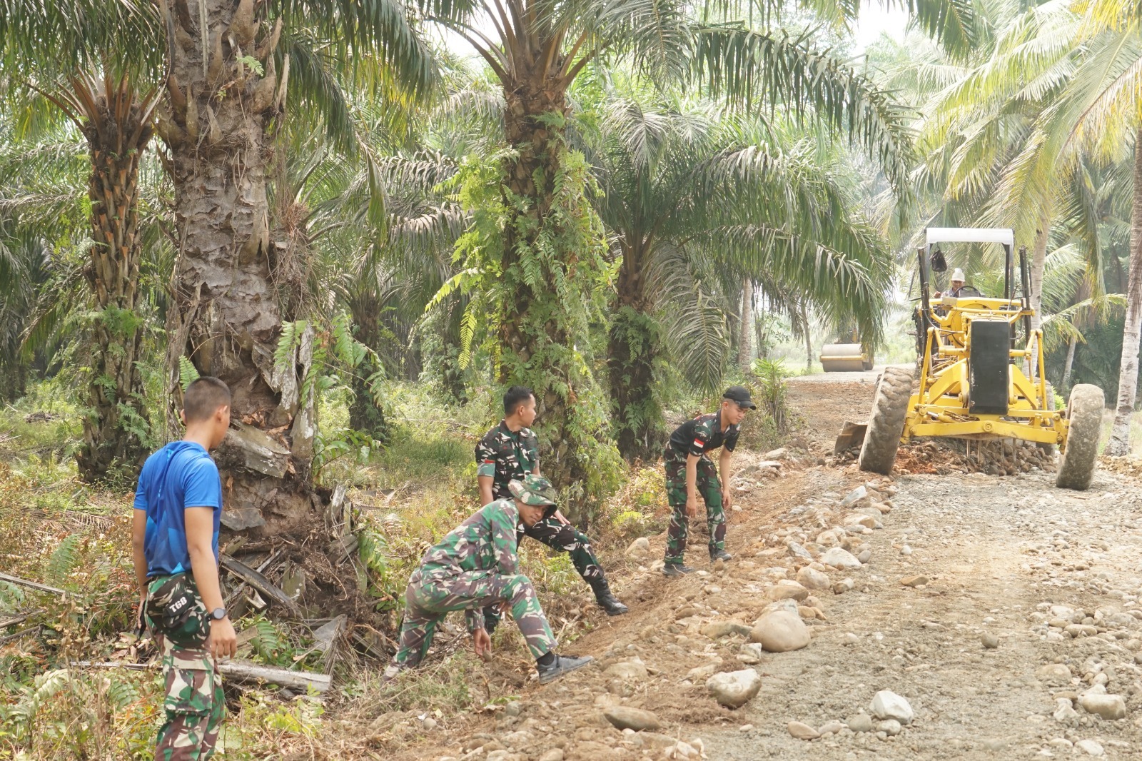 Pastikan Pembangunan Jalan Berkualitas, Dansatgas TMMD ke-130 Kodim 0407/Kota Bengkulu Minta Masyarakat Turut Mengawasi