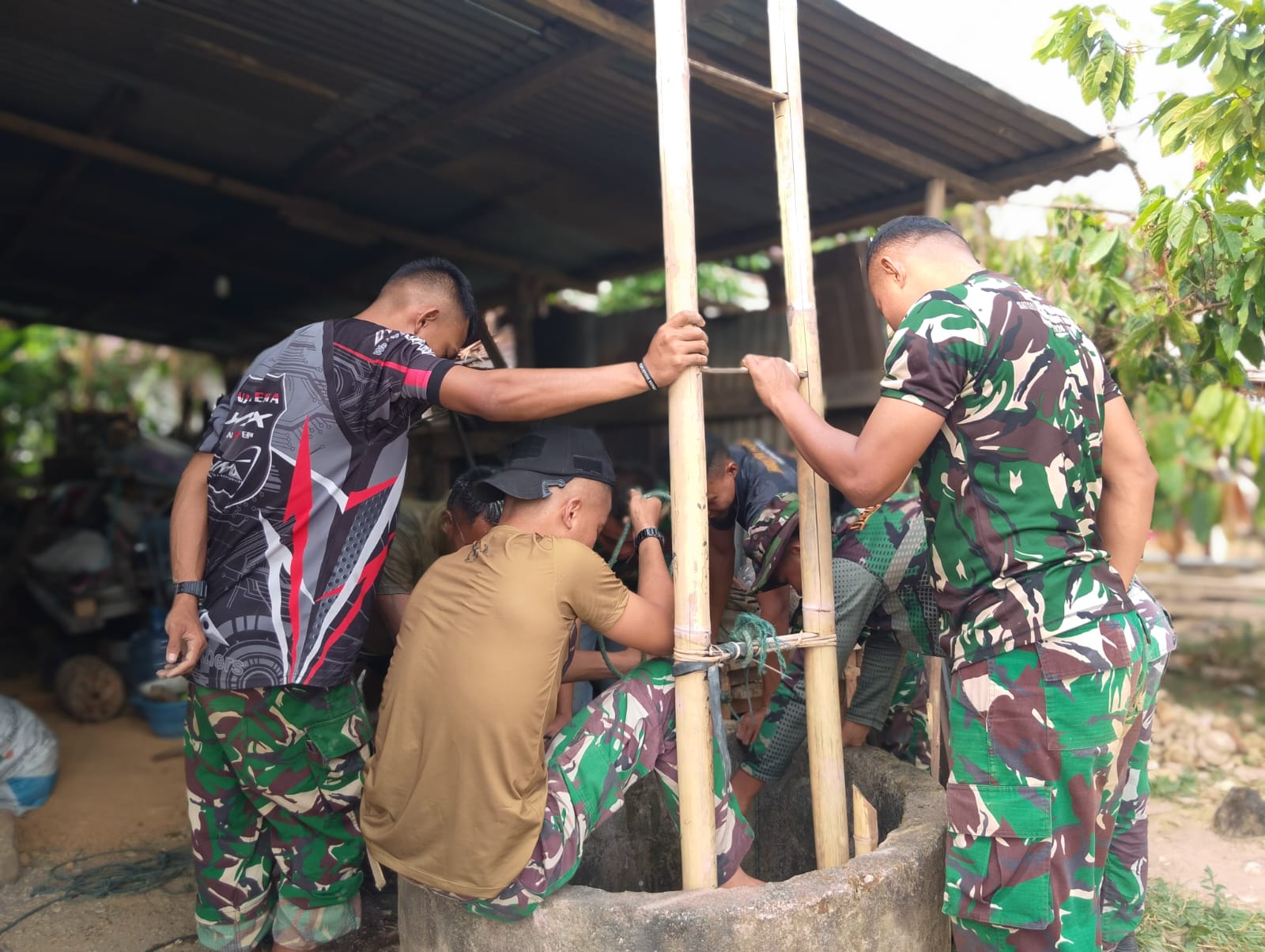 Gotong Royong Siapkan Fasilitas Air, Sumur Pompa TMMD di Desa Soe Terus Dikerjakan