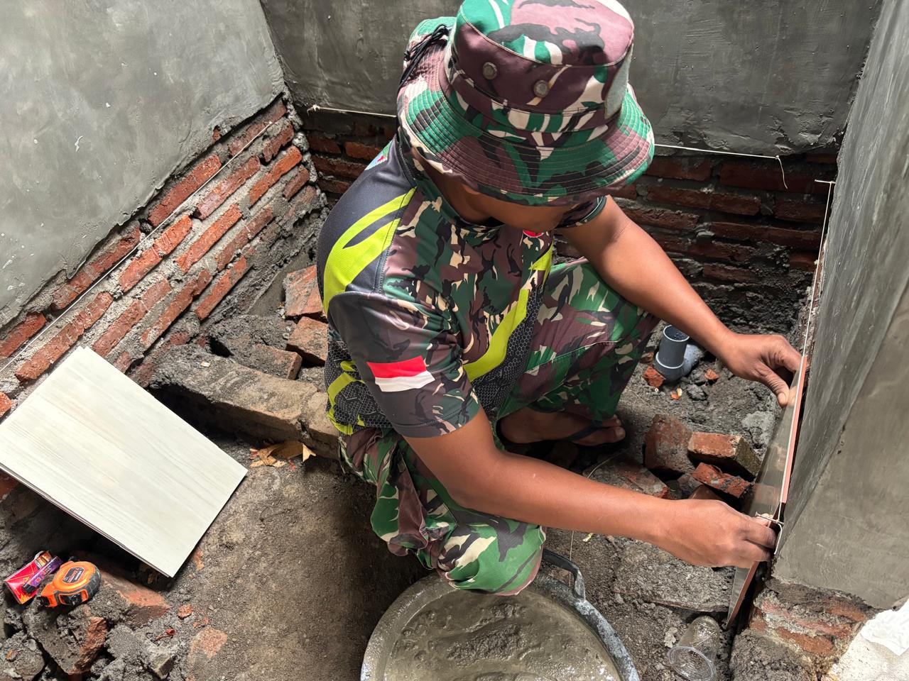 Gotong Royong Satgas dan Warga, Jambanisasi Pak Suparlan Masuki Tahap Pemasangan Keramik