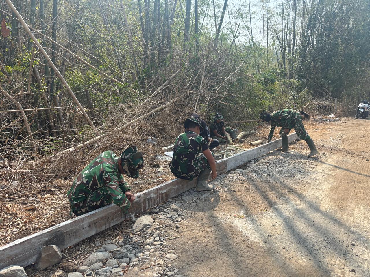 Kegiatan Bersama Satgas dalam Pembangunan Jalan Beton