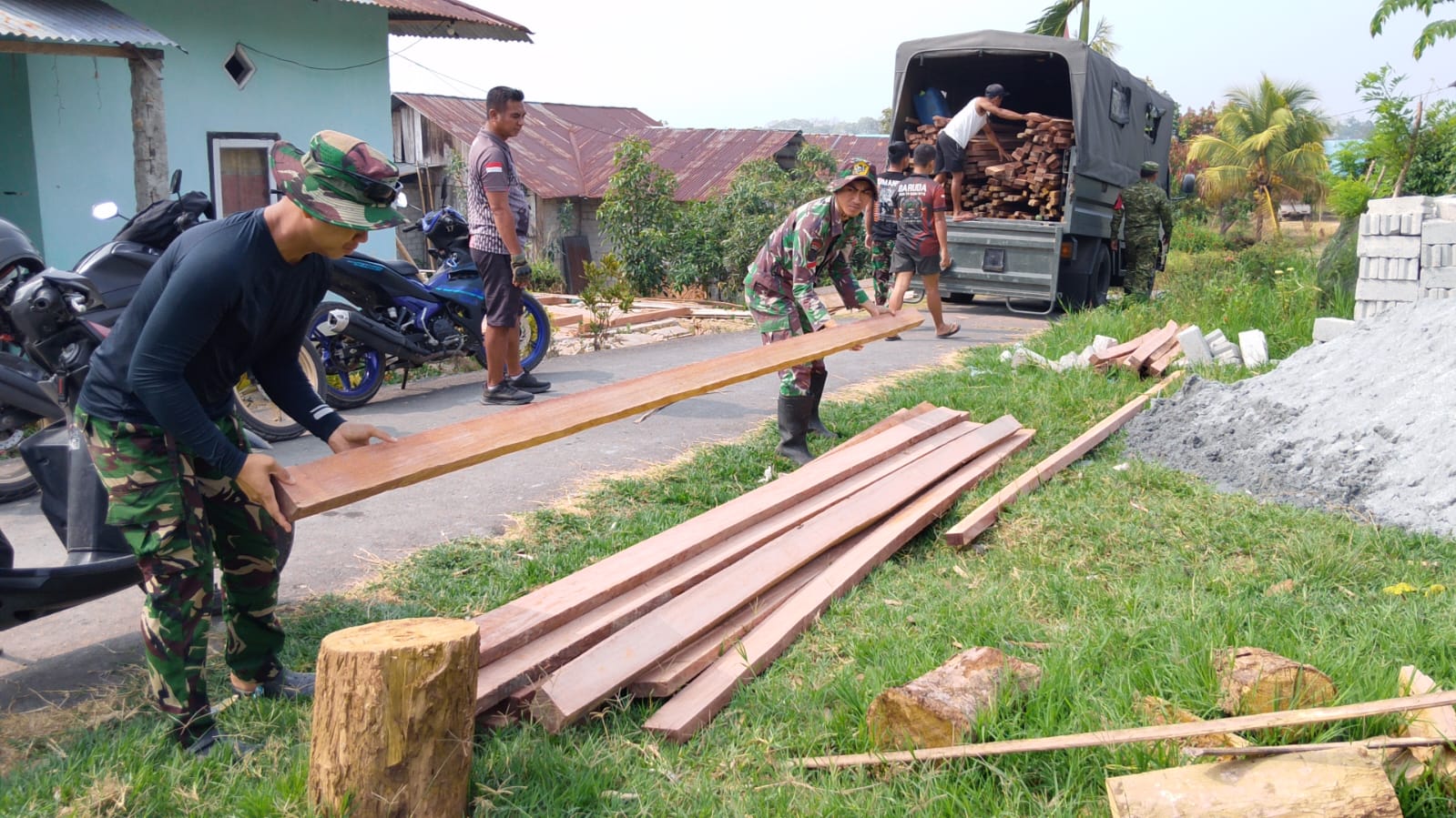 Pembangunan RTLH Bapak Jenifer: Dukungan Material dari Satgas TMMD ke-130